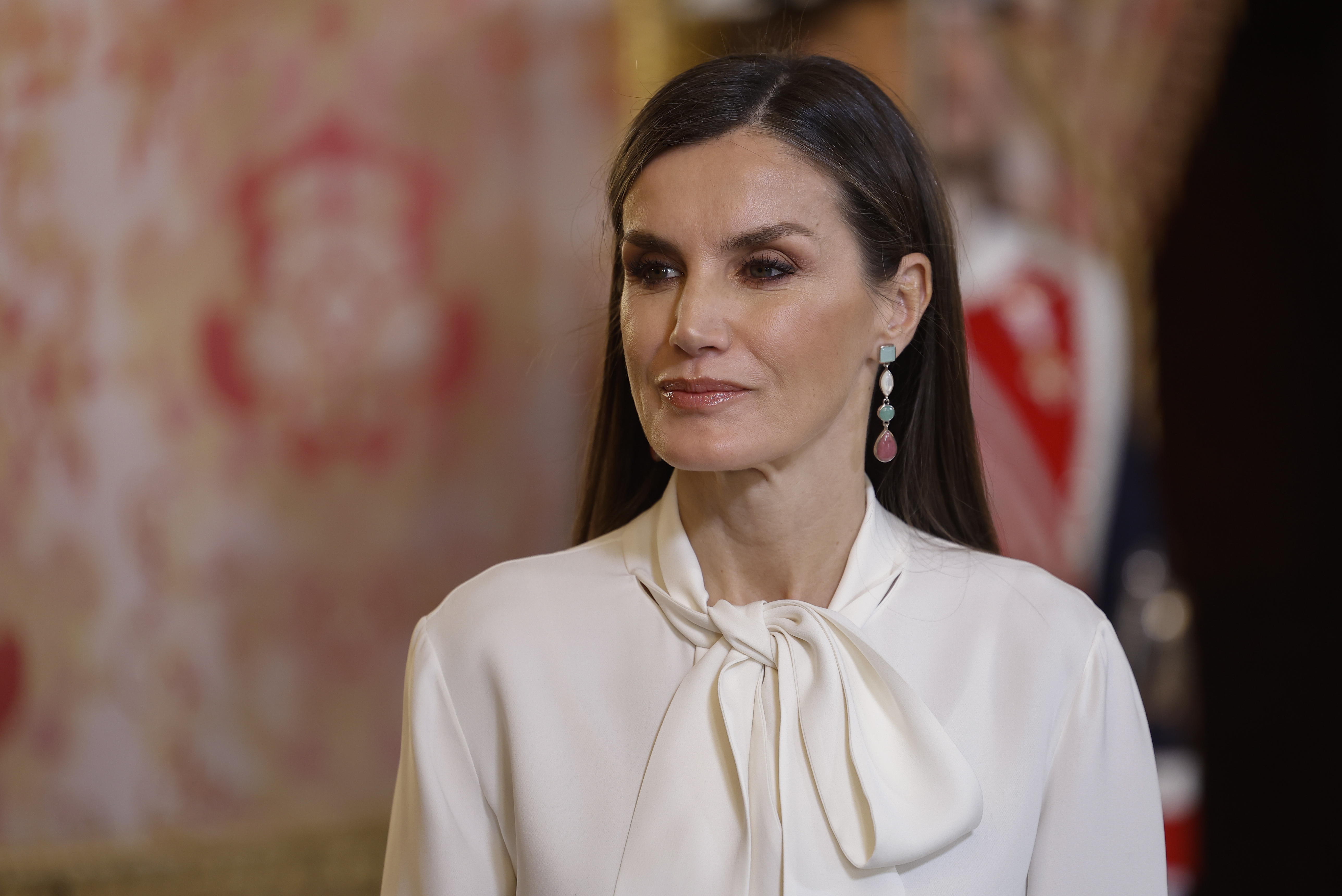GRAF2589. MADRID, 25/01/2023.- La reina Letizia, durante la recepción que ofrecieron los reyes al cuerpo diplomático acreditado en España, este miércoles en el Palacio Real en Madrid. EFE/ Chema Moya