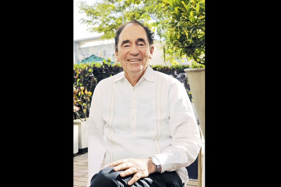El juez Albie Sachs se salvó de un atentado con carro bomba en Mozambique, en 1988, pero perdió un brazo y un ojo.  / Luis Benavides – El Espectador