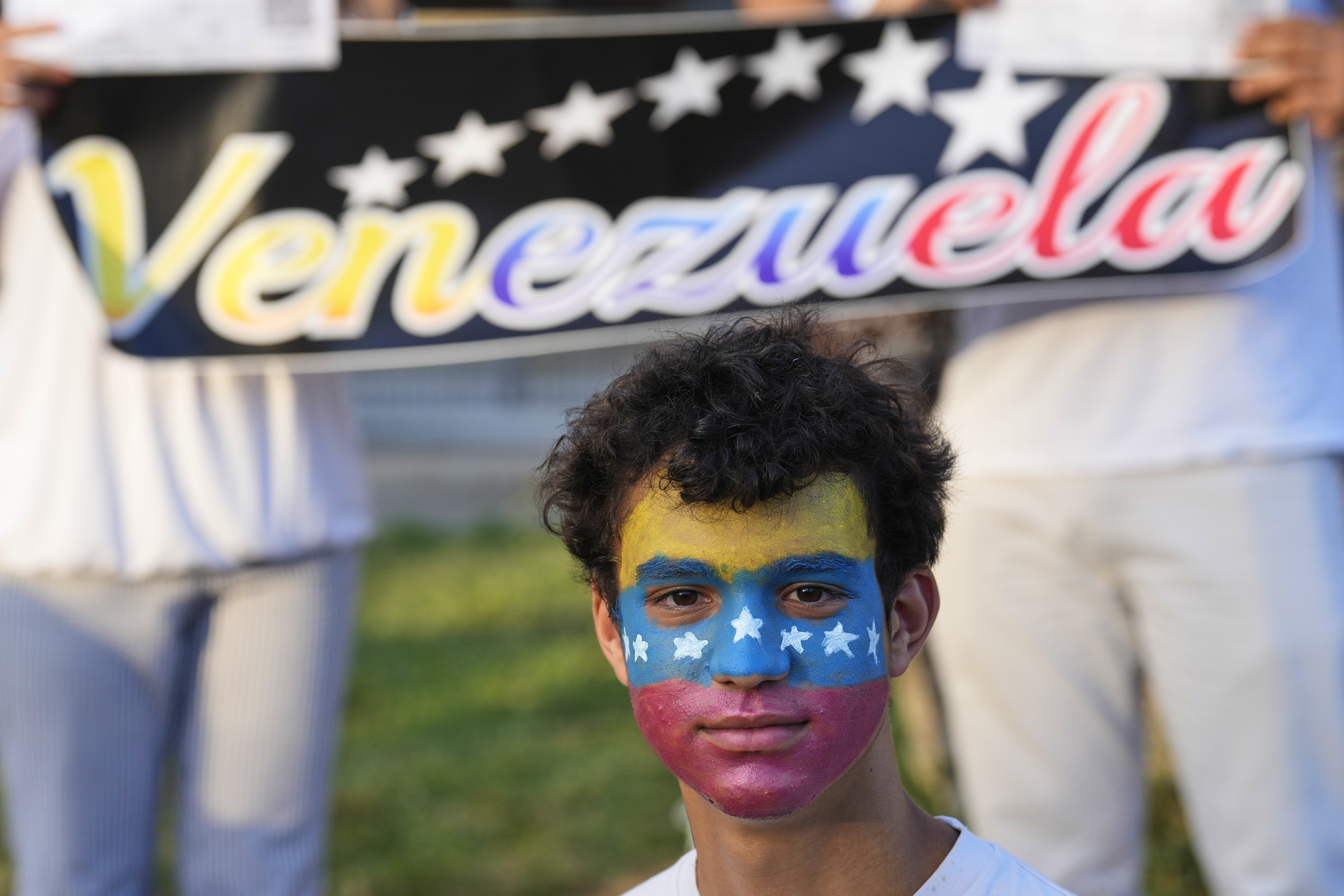 BARCELONA, 17/08/2024.-  Decenas de venezolanos se manifestaron de forma pacífica este sábado en el Arc de Trionf, en Barcelona, para pedir la libertad de su país natal y denunciar, con las actas en la mano, el fraude de los recientes comicios presidenciales del 28 de julio. EFE/Alejandro García