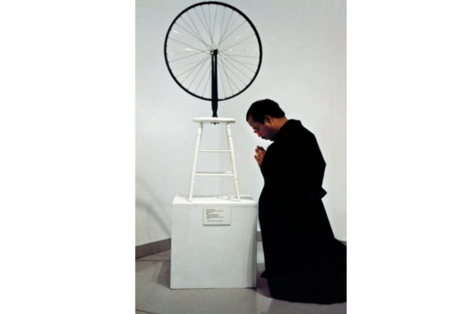 Álvaro Barrios frente a la obra "La rueda", de Marcel Duchamp (1983).
