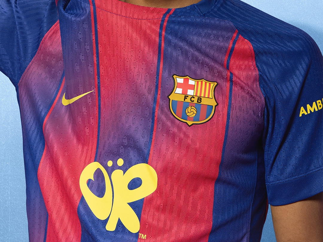Aunque Lamine Yamal no hará parte del partido contra el Real Madrid, fue uno de los modelos de la presentación de la nueva camiseta del FC Barcelona.