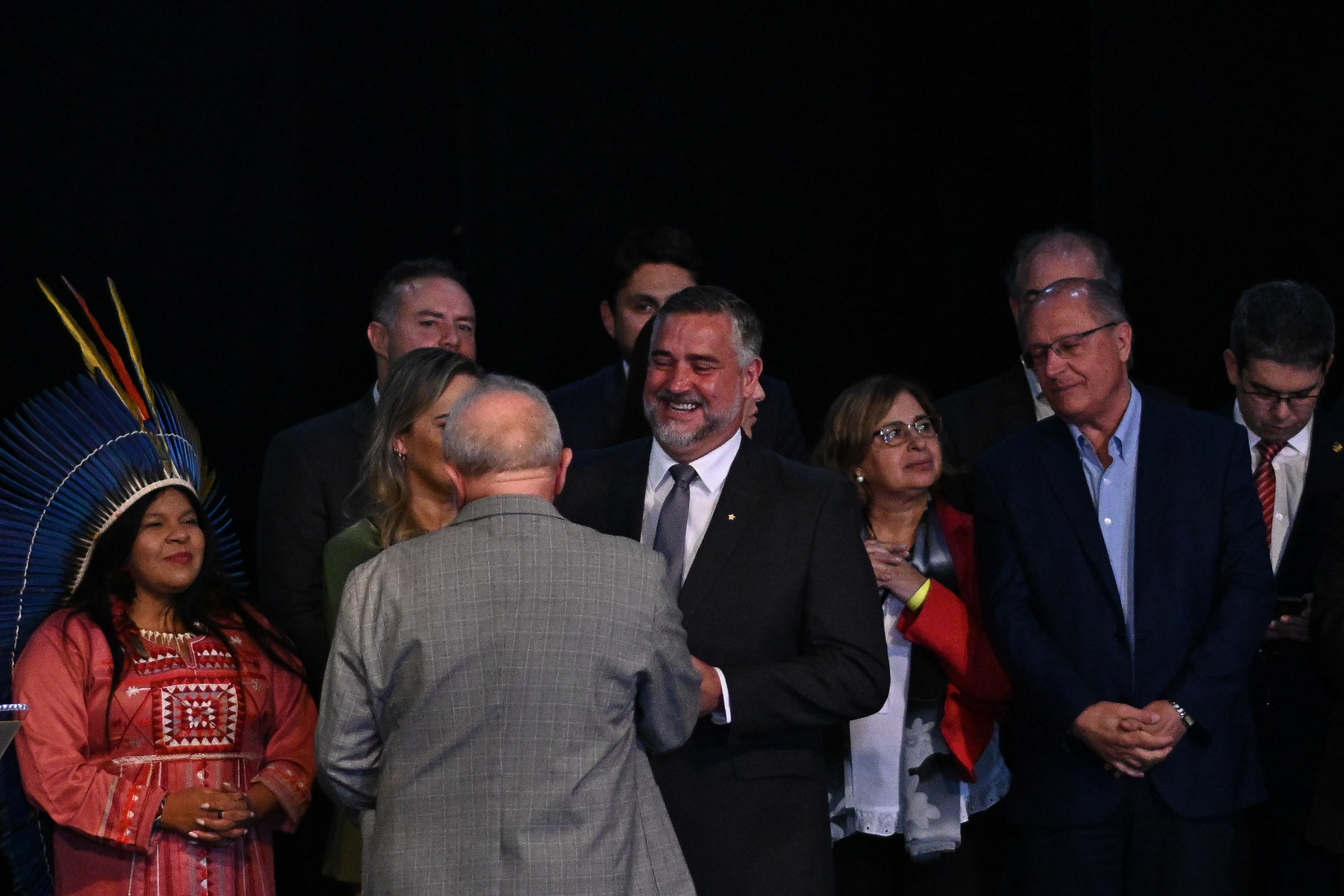 AME3123. BRASILIA (BRASIL), 29/12/2022.- El presidente electo de Brasil, Luiz Inacio Lula da Silva, saluda el designado ministro de la Secretaria de Comunicación Social, Paulo Pimenta (c), durante una conferencia de prensa en la que anunció ministros de su futuro Gobierno, hoy, en Brasília (Brasil). Lula da Silva quien asumirá el próximo domingo, anunció este jueves a 16 nuevos ministros, con lo que su gabinete tendrá un total de 37 carteras, una de ellas volcada por vez primera a los asuntos indígenas. EFE/ Andre Borges