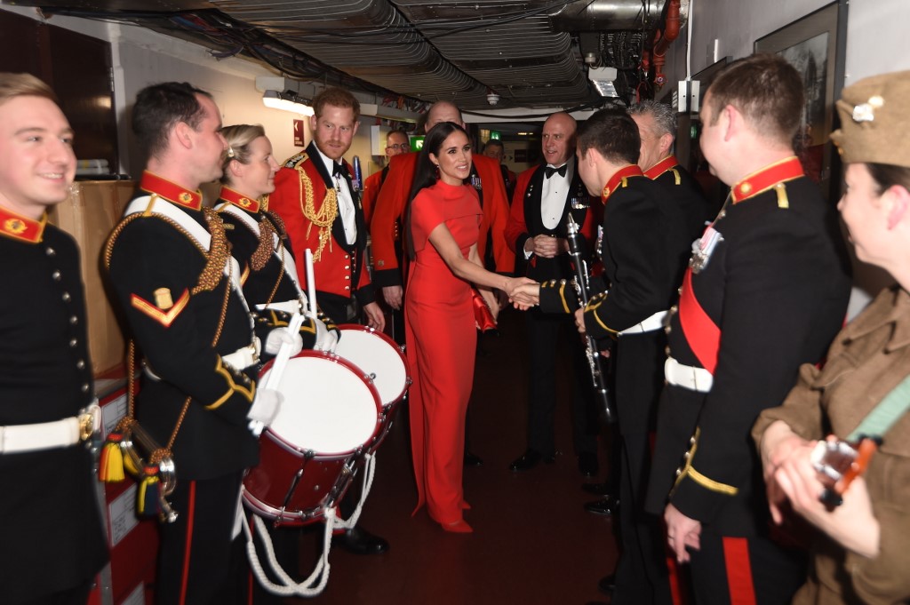 Enrique y Meghan fueron recibidos con una ovación al inicio del concierto de una banda militar en el Royal Albert Hall de Londres el sábado.AFP