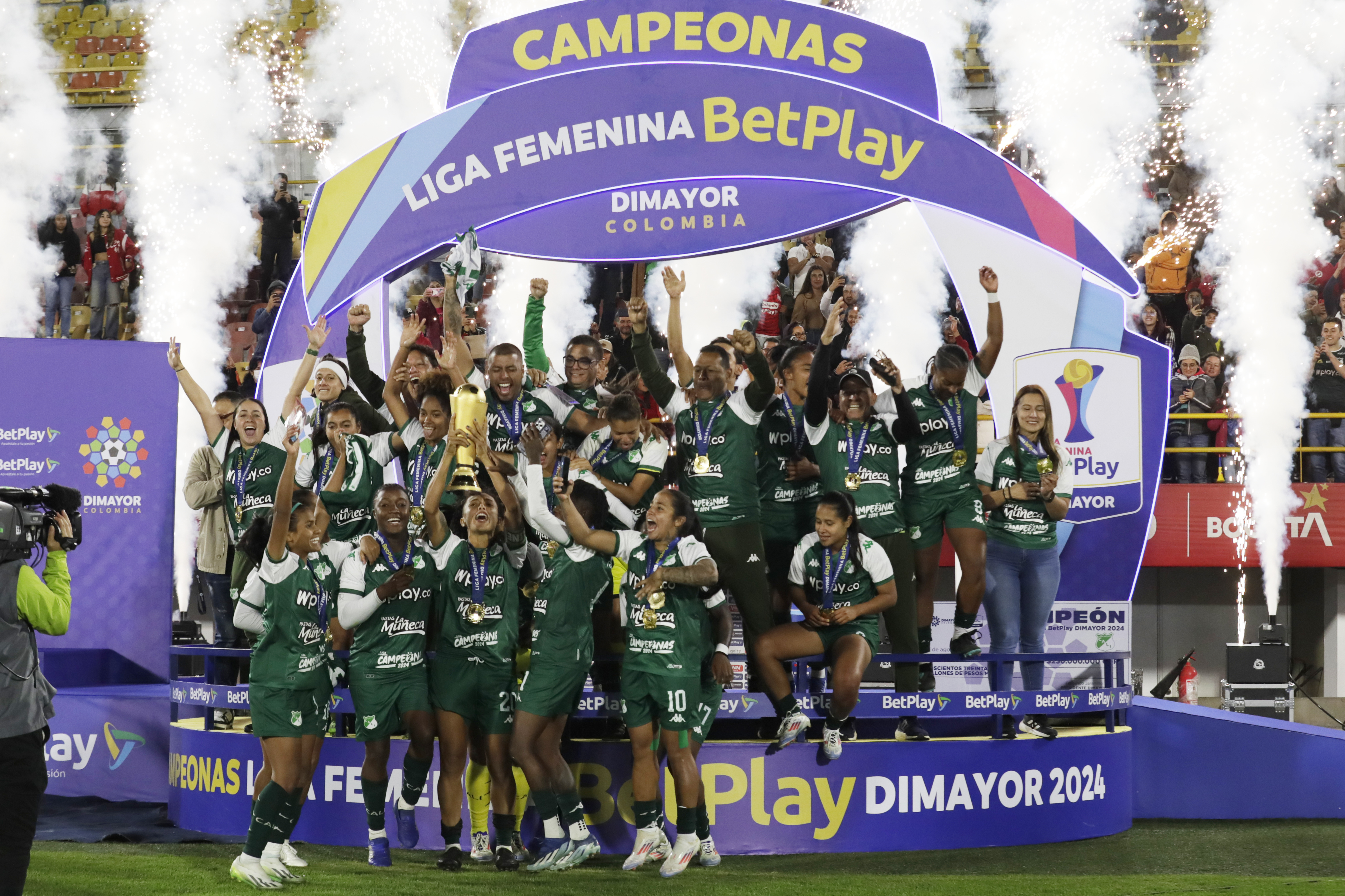 AME1076. BOGOTÁ (COLOMBIA), 16/08/2024.- Jugadoras de Cali levantan el trofeo de campeonas luego de ganar el partido de la final de la Liga Profesional Femenina entre Santa Fe y Deportivo Cali en el estadio El Campín en Bogotá (Colombia). EFE/ Carlos Ortega