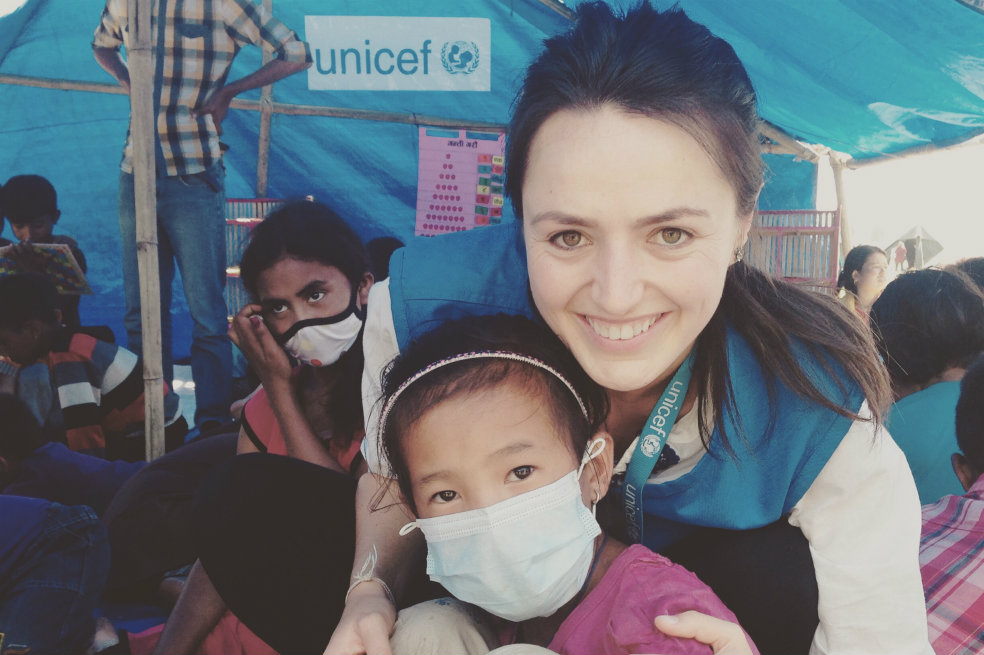 María Paula Reinbold en sus labores como oficial de educación de la Unicef.  /Unicef Nepal