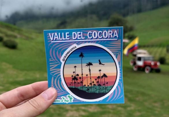 El negocio de stickers, camisetas y medias con diseños de lugares colombianos