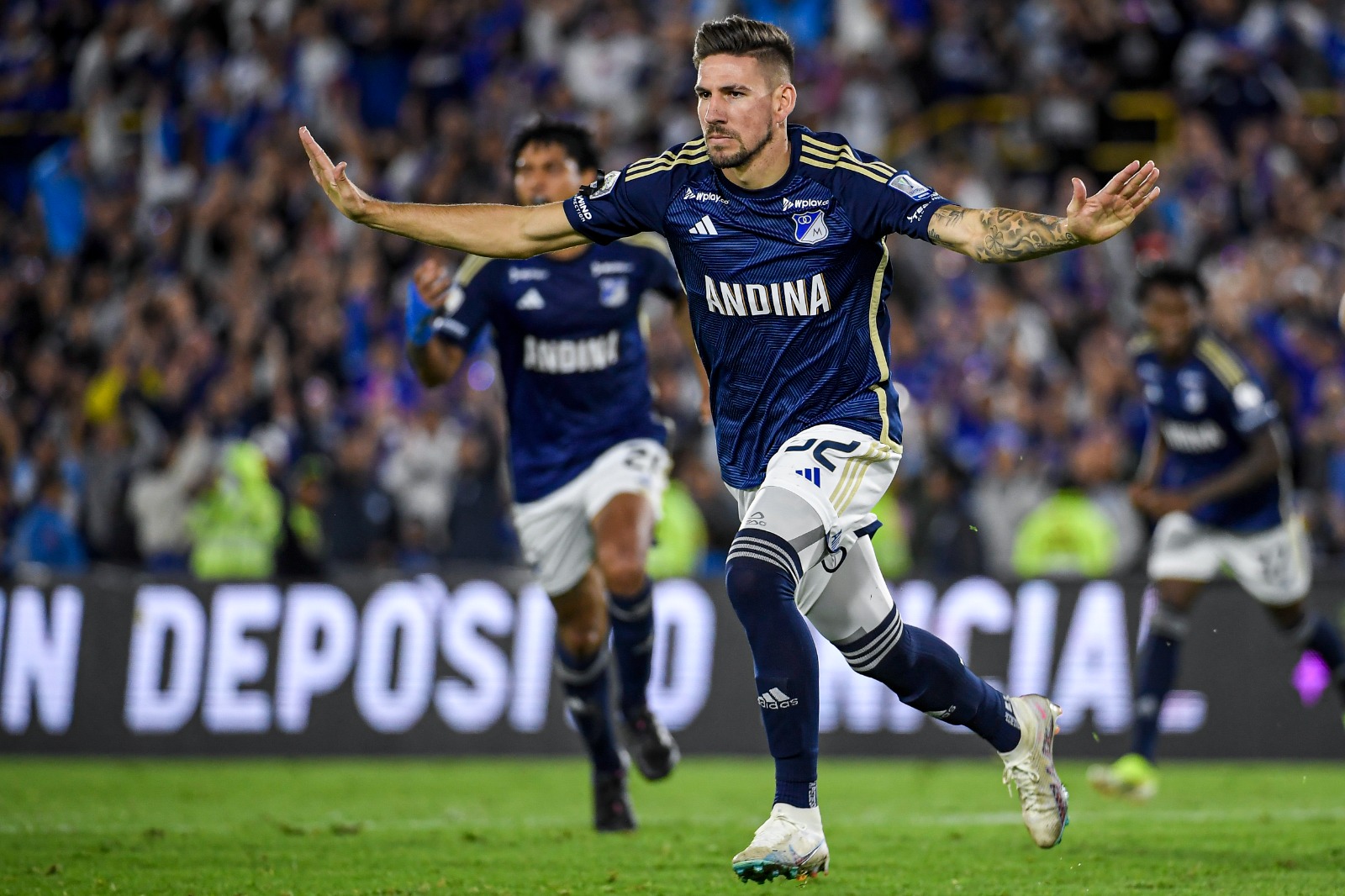 Santiago Giordana celebra uno de los tres goles de Millonarios.