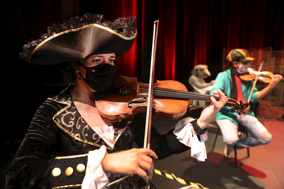 Músicos de la Orquesta Filarmónica de Bogotá disfrazados para conmemorar el día de Halloween.