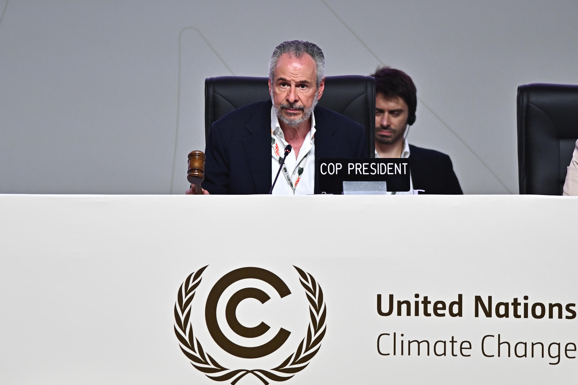 AME1553. BELÉM (BRASIL), 22/11/2025.- El presidente de la cumbre climática de la ONU (COP30), el brasileño André Corrêa do Lago, golpea con el mazo que simboliza la aprobación de los acuerdos tomados en la sesión plenaria de clausura de la conferencia, en el Centro de Convenciones Hangar este sábado, en Belém (Brasil). Varios países latinoamericanos, entre ellos Argentina, Colombia, Ecuador, Panamá, Uruguay y Paraguay, objetaron la toma de decisiones en la plenaria de clausura de la cumbre climática COP30 y llevaron a la suspensión de la sesión por cerca de una hora. EFE/ Andre Borges