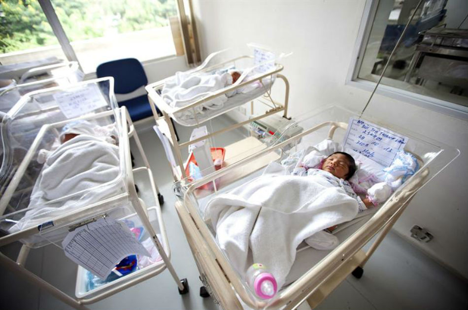 Bebés recién nacidos descansan en sus cunas