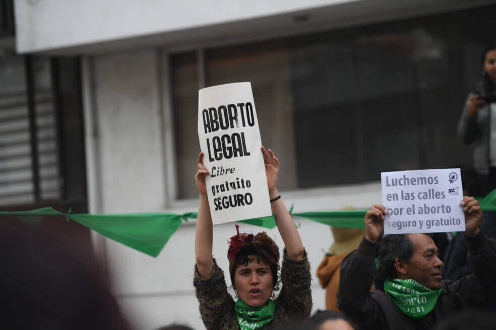 La irresponsable presión de las iglesias contra el aborto