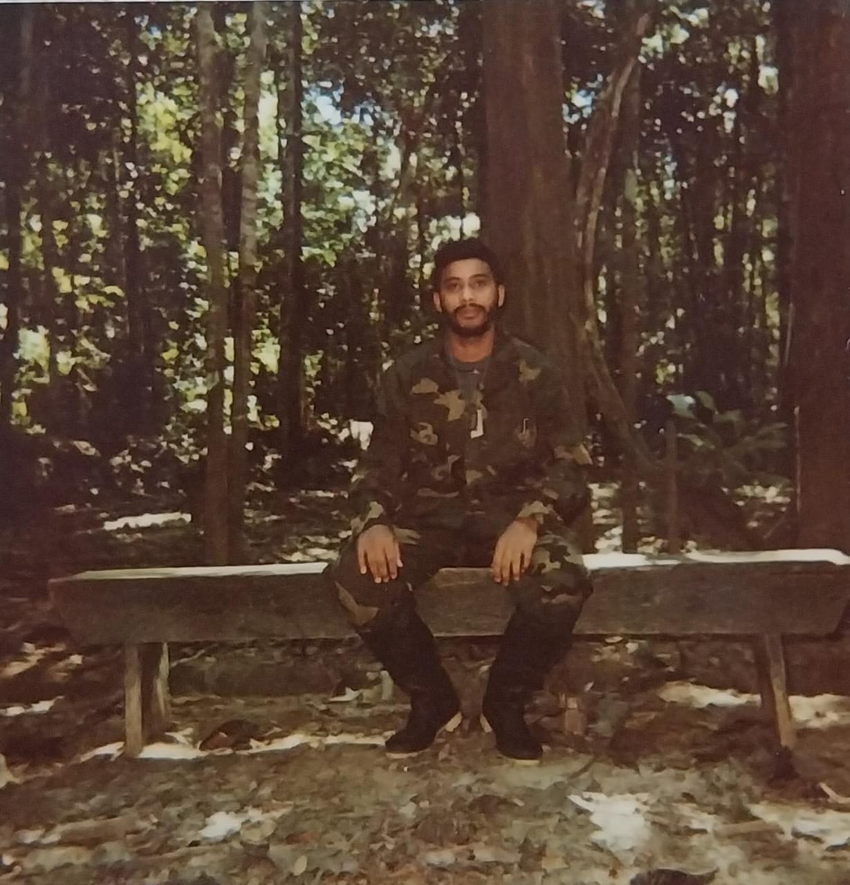 El soldado Manuel Fernández Meléndez, secuestrado después del ataque a El Billar, en una fotografía que la guerrilla envió a su familia como prueba de supervivencia.