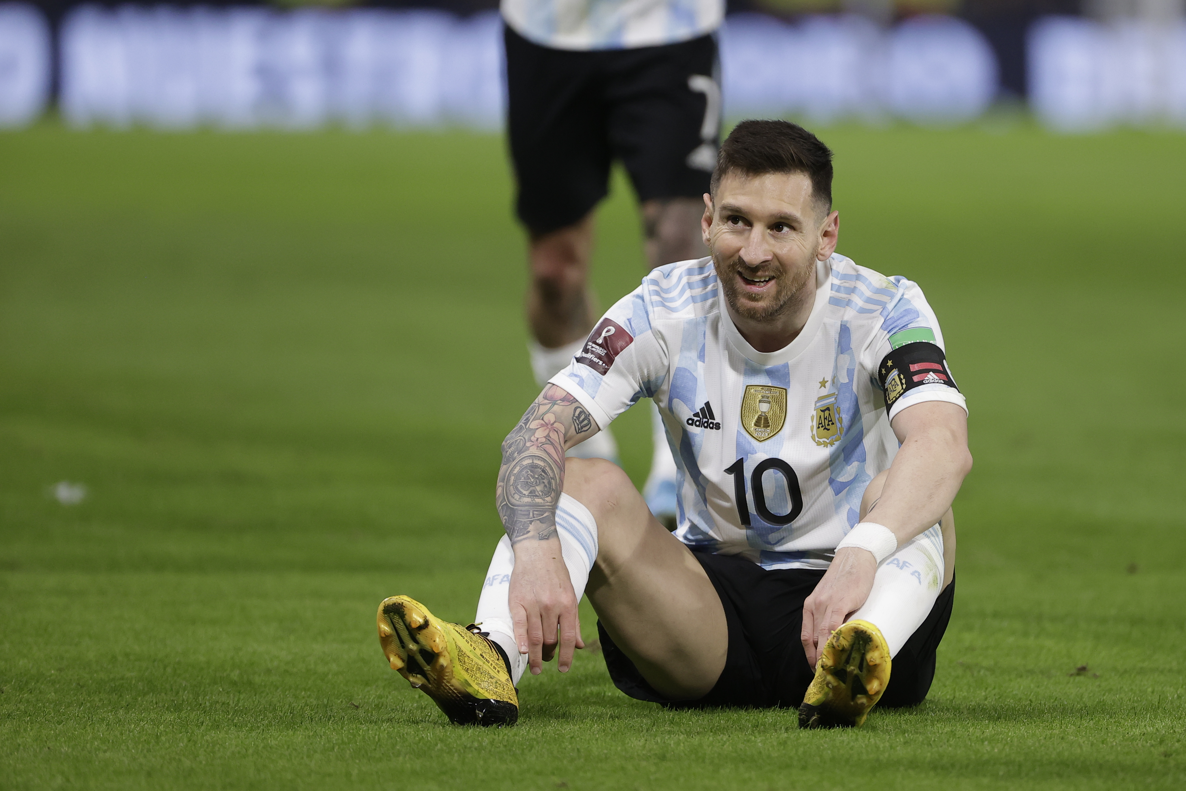 AMDEP8369. BUENOS AIRES (ARGENTINA), 25/03/2022.- Lionel Messi de Argentina reacciona hoy, en un partido de las eliminatorias sudamericanas para el Mundial de Catar 2022 entre Argentina y Venezuela en el estadio La Bombonera en Buenos Aires (Argentina). EFE/Juan Ignacio Roncoroni