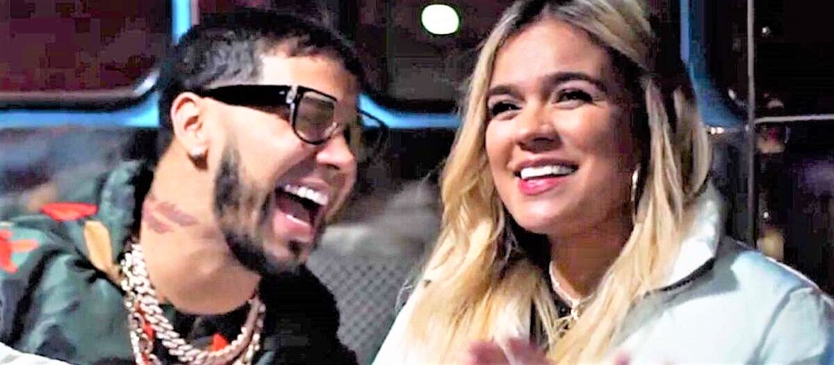 Anuel le pidió perdón a Karol G con un cartel en su concierto: ‘reina, ya basta”