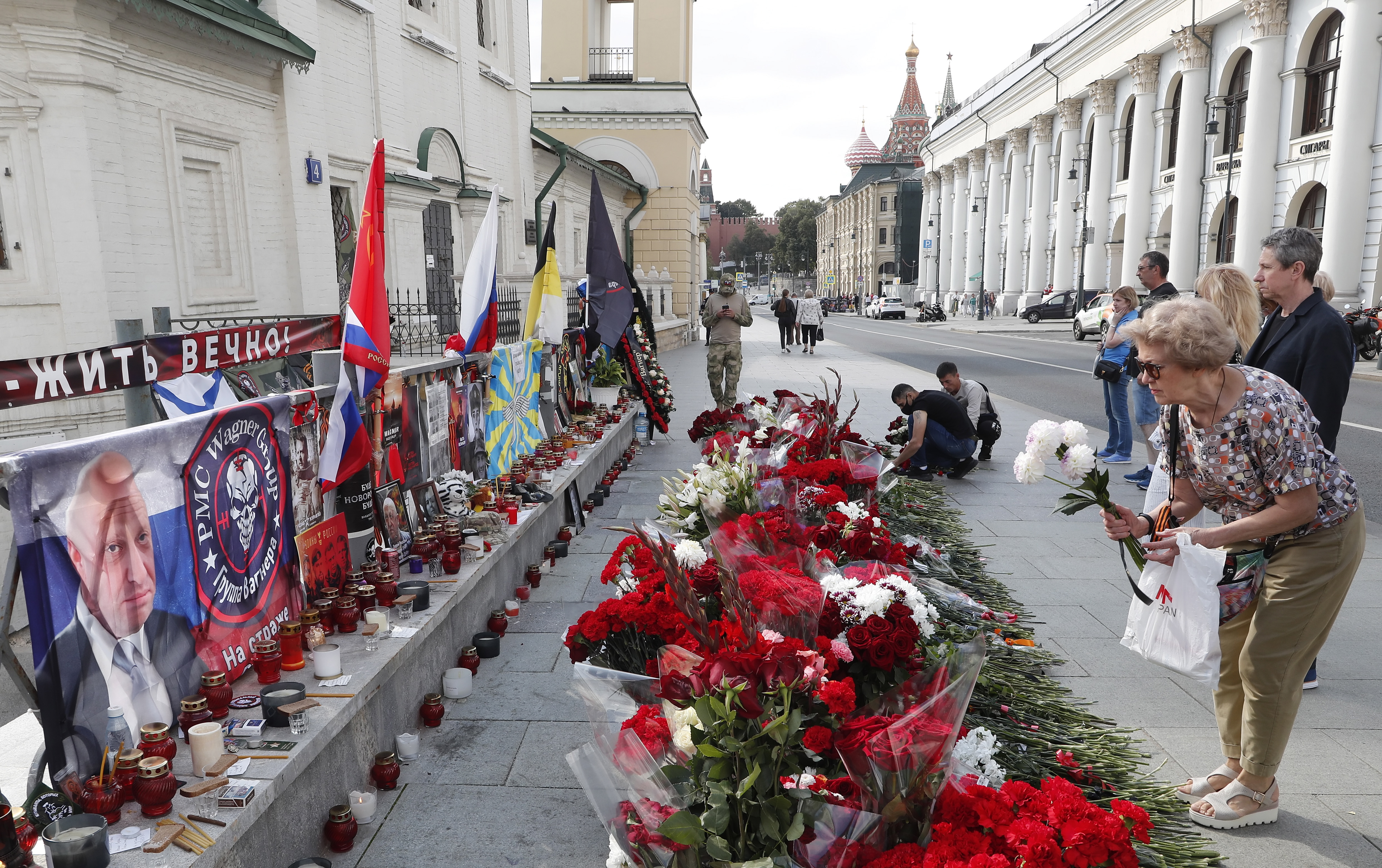 Moscow (Russian Federation), 28/08/2023.- A woman lays flowers at an informal memorial in tribute to Wagner Group chief Yevgeny Prigozhin in Moscow, Russia, 28 August 2023. An investigation was launched into the crash of an aircraft in the Tver region in Russia on 23 August 2023, the Russian Federal Air Transport Agency said in a statement. Among the passengers was Wagner chief Yevgeny Prigozhin, the agency reported. According to the results of genetic testing on the 10 bodies recovered at the crash site, Russian authorities on August 27 confirmed the death of Yevgeny Prigozhin. (Rusia, Ucrania, Moscú) EFE/EPA/MAXIM SHIPENKOV