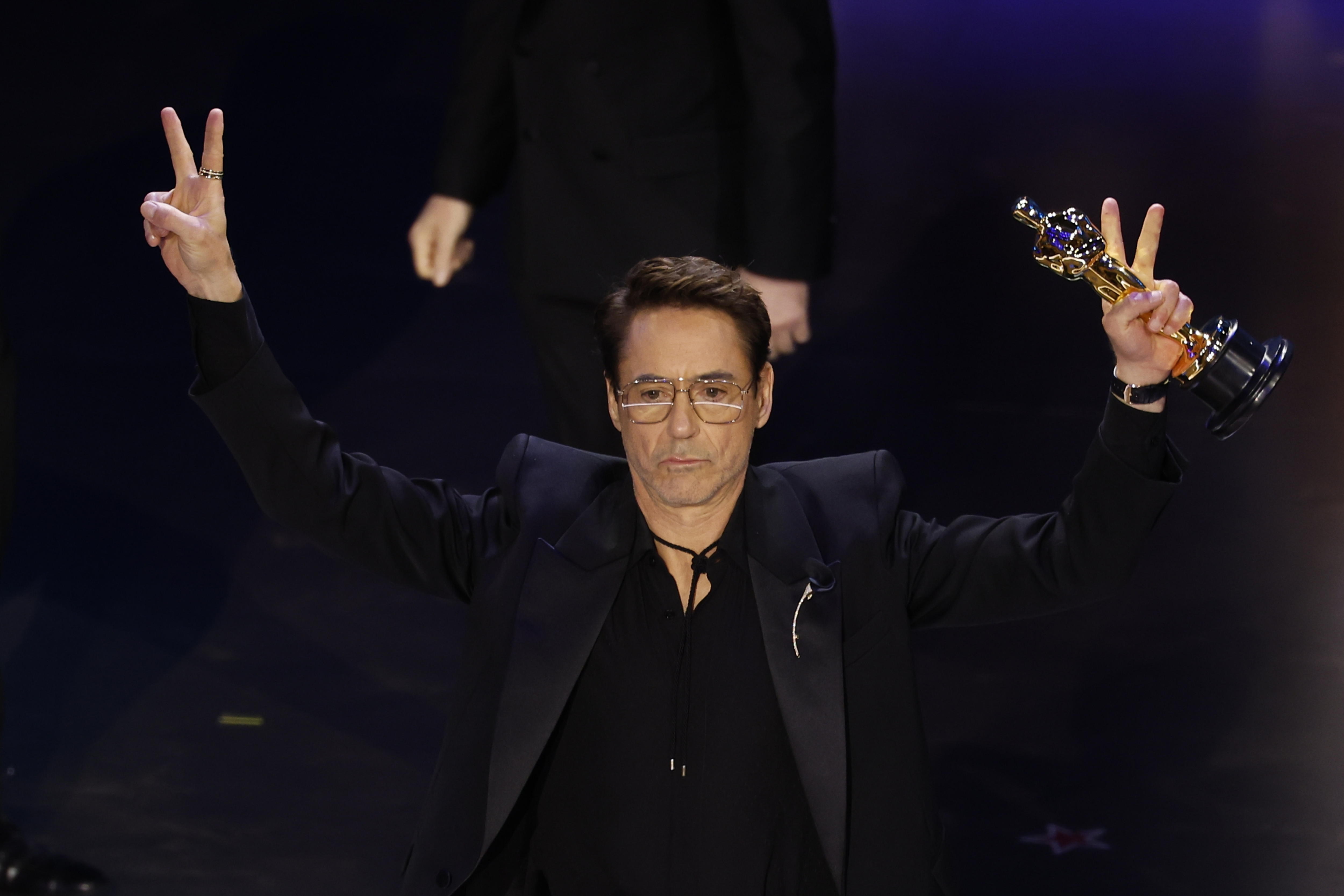 Los Angeles (United States), 10/03/2024.- Robert Downey Jr gestures after winning the Oscar for Best Supporting Actor during the 96th annual Academy Awards ceremony at the Dolby Theatre in the Hollywood neighborhood of Los Angeles, California, USA, 10 March 2024. The Oscars are presented for outstanding individual or collective efforts in filmmaking in 23 categories. EFE/EPA/CAROLINE BREHMAN