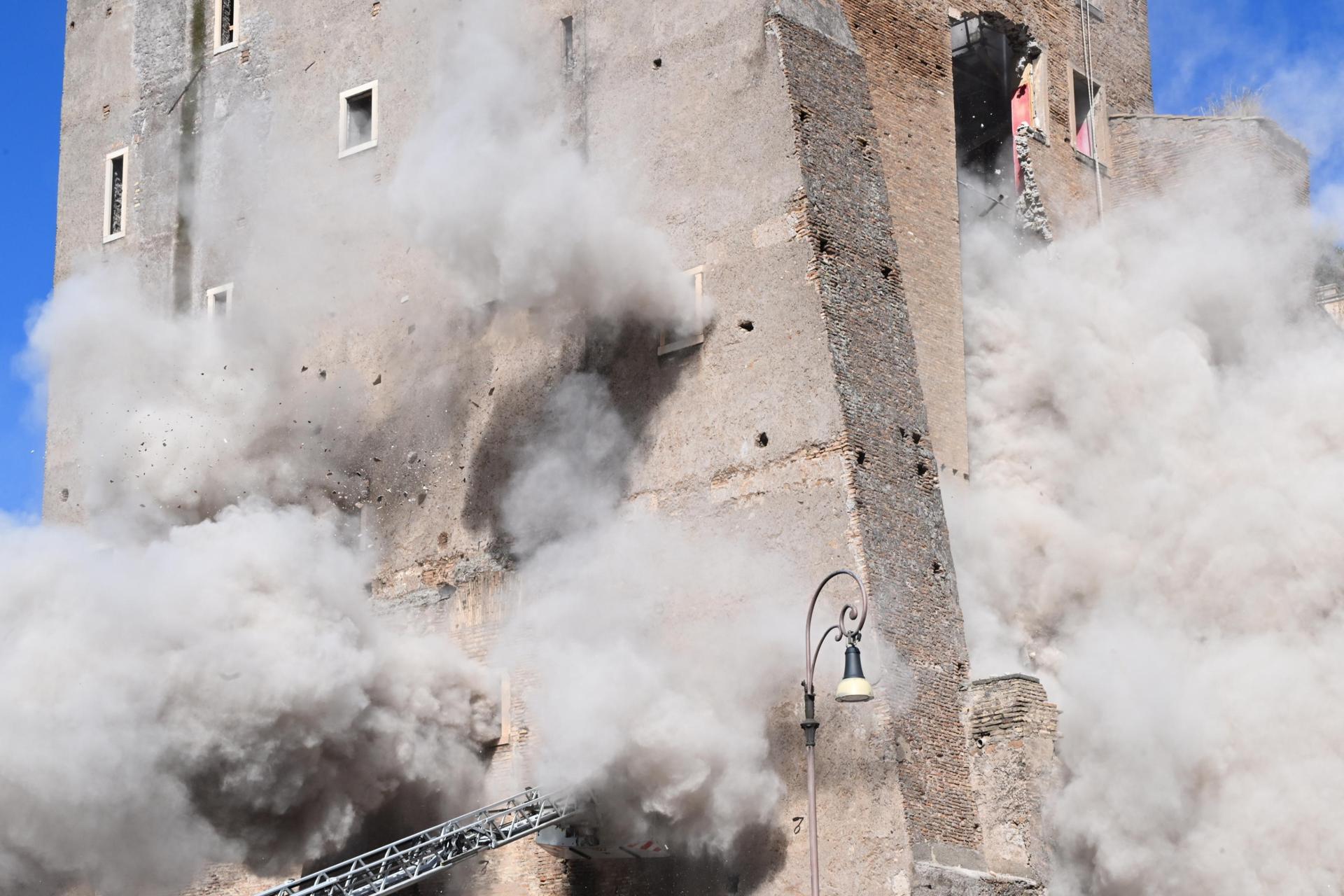 Colapso de la Torre dei Conti en Roma deja una persona atrapada