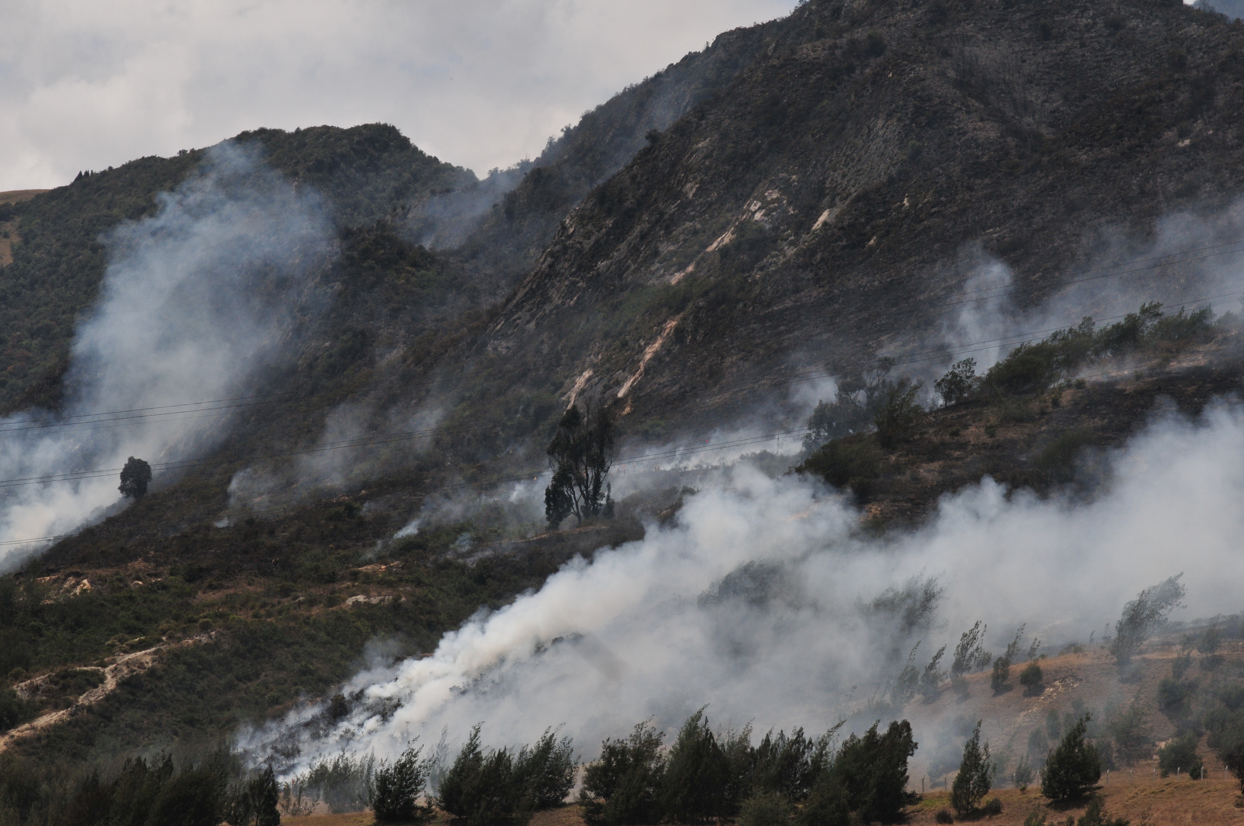 Incendio en en la localidad de Usme al sur de Bogotá, cerca al relleno sanitario Doña Juana.