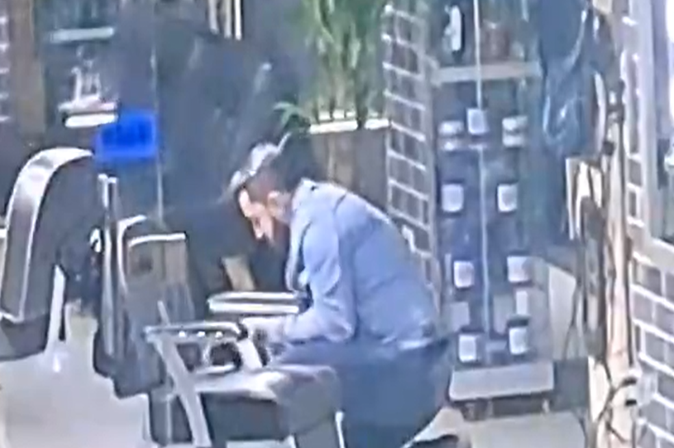 Graban a hombre que presuntamente maltrataba a su mascota para corregirla