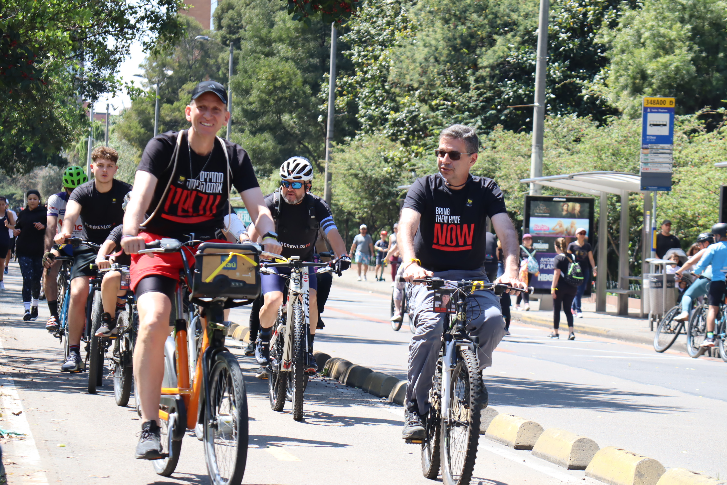 "Miles de personas en todo el mundo participaron en actos de solidaridad celebrados tanto en el Velódromo de Tel Aviv como en las plazas centrales de distintos países", explicó la embajada de Israel en Bogotá.