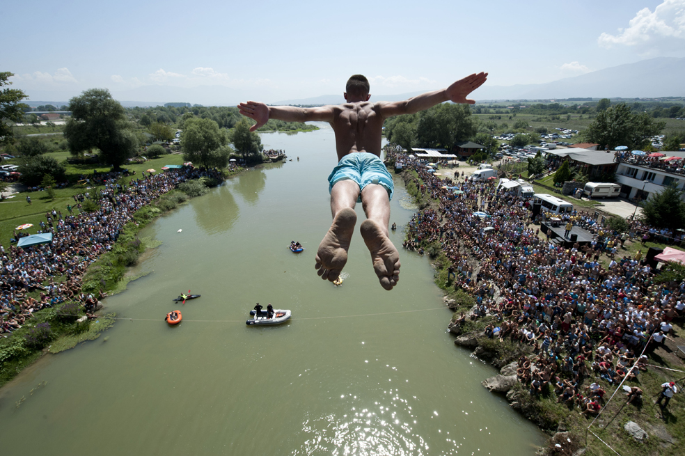 Buceadores se avientan por los aires