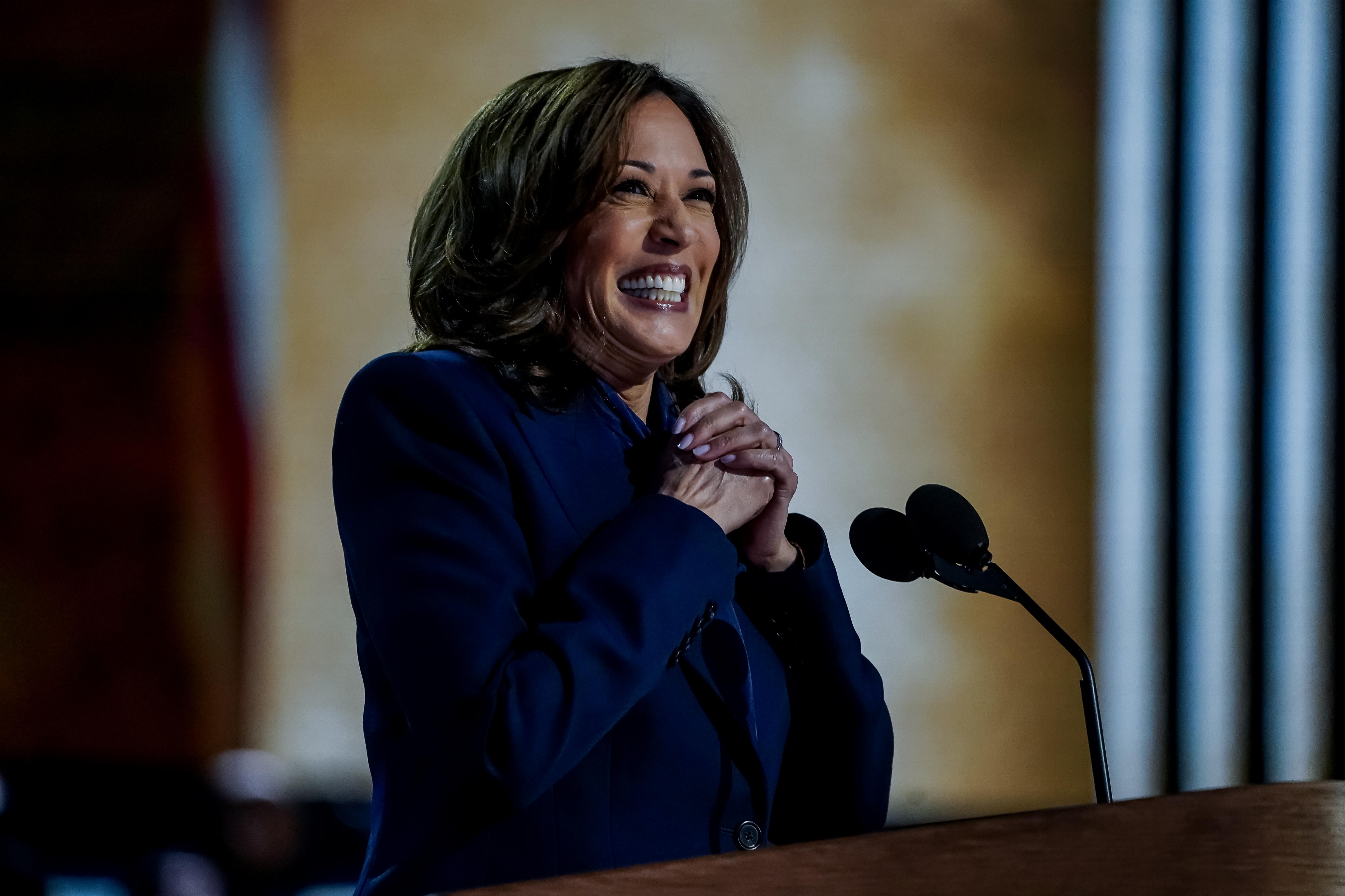 Chicago (United States), 22/08/2024.- Democratic presidential nominee and US Vice President Kamala Harris speaks during the final night of the Democratic National Convention (DNC) at the United Center in Chicago, Illinois, USA, 22 August, 2024. The 2024 Democratic National Convention is being held from 19 to 22 August 2024, during which delegates of the United States' Democratic Party will vote on the party's platform and ceremonially vote for the party's nominee for president, Vice President Kamala Harris, and for vice president, Governor Tim Walz of Minnesota, for the upcoming presidential election. (Estados Unidos) EFE/EPA/WILL OLIVER