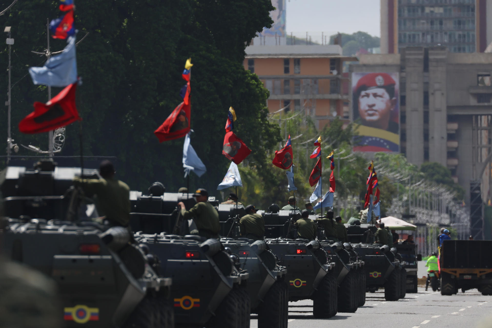 FOTDELDÍA AME1819. CARACAS (VENEZUELA), 23/09/2025.- Integrantes de la Fuerza Armada Nacional Bolivariana (FANB) participan en un ejercicio militar este martes, en Caracas (Venezuela). El presidente de Venezuela, Nicolás Maduro, junto con los jefes de los distintos poderes públicos del país y otros funcionarios, evalúa declarar el "estado de conmoción exterior en todo el territorio nacional". EFE/ Miguel Gutiérrez