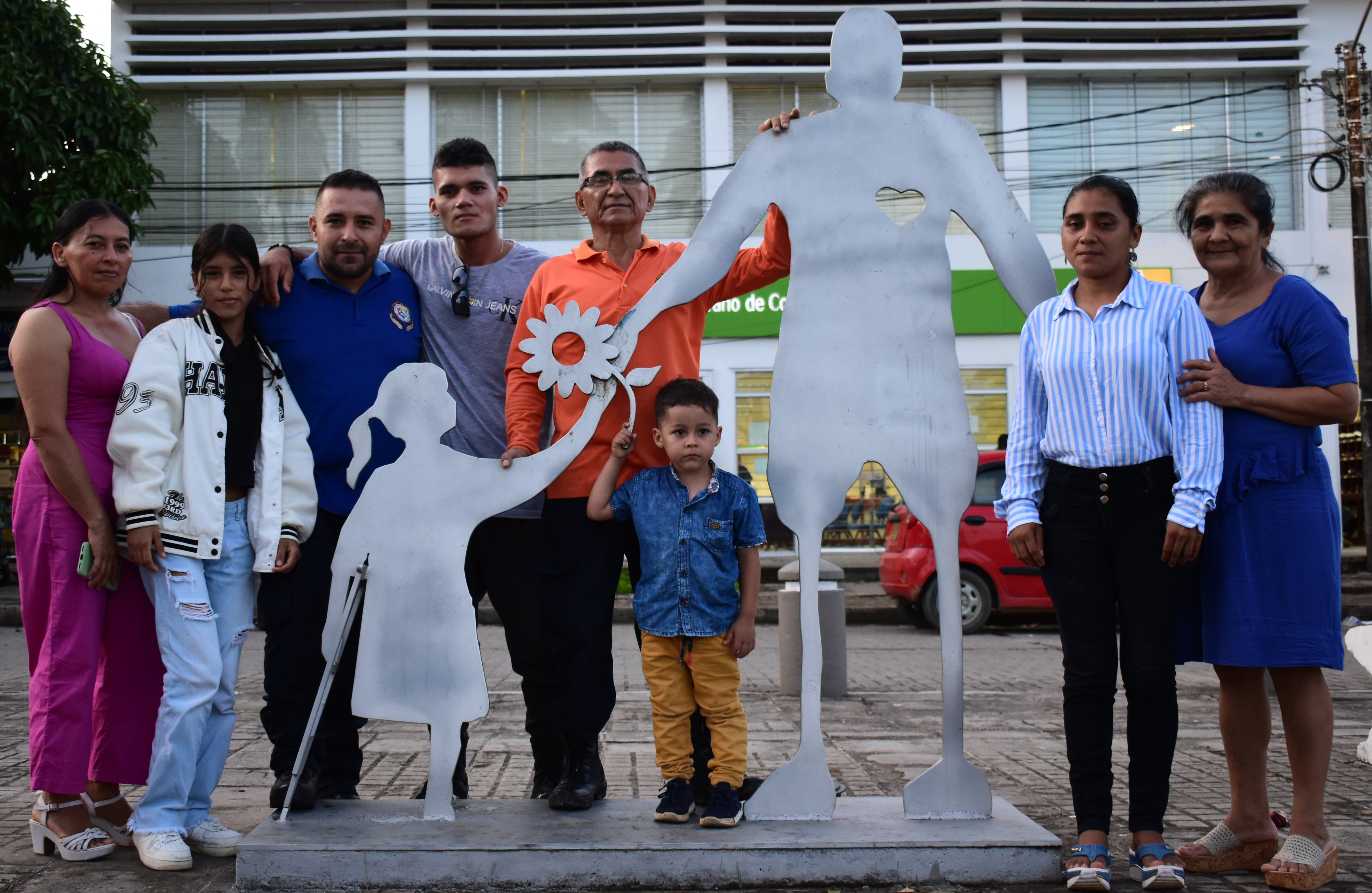 Miembros de la asociación Unidos por la Vida en el monumento de la memoria por las víctimas y sobrevivientes de MAP, MSE y TE, en el parque San Francisco de Florencia, Caquetá.