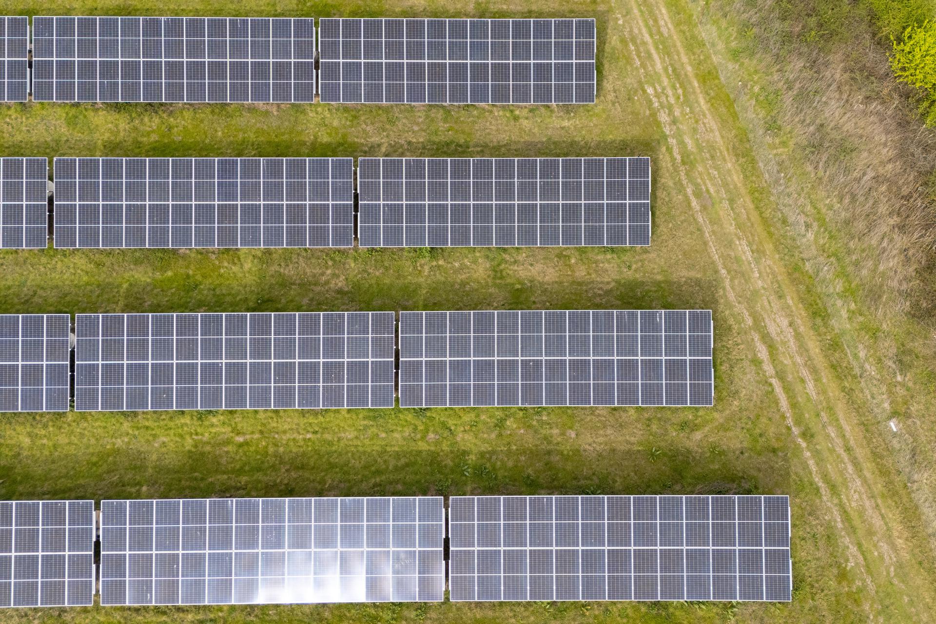 ESSEX (United Kingdom), 09/04/2026.- An aerial picture taken with a drone shows bi-facial solar modules at Ockendon Solar Farm in Essex, Britain, 09 April 2026. Britain's growing wind and solar farms have blunted the impact of gas price hike in the first four weeks of the Middle East conflict, according to Ember energy think tank. During the Iran conflict, renewable energy production provided 40 percent of Britain’s electricity demand and significantly reduced the need for expensive gas-fired power generation, delivering net savings of 7 million GBP (8 million EUR) per day compared to the last energy crisis. (Reino Unido) EFE/EPA/TOLGA AKMEN
