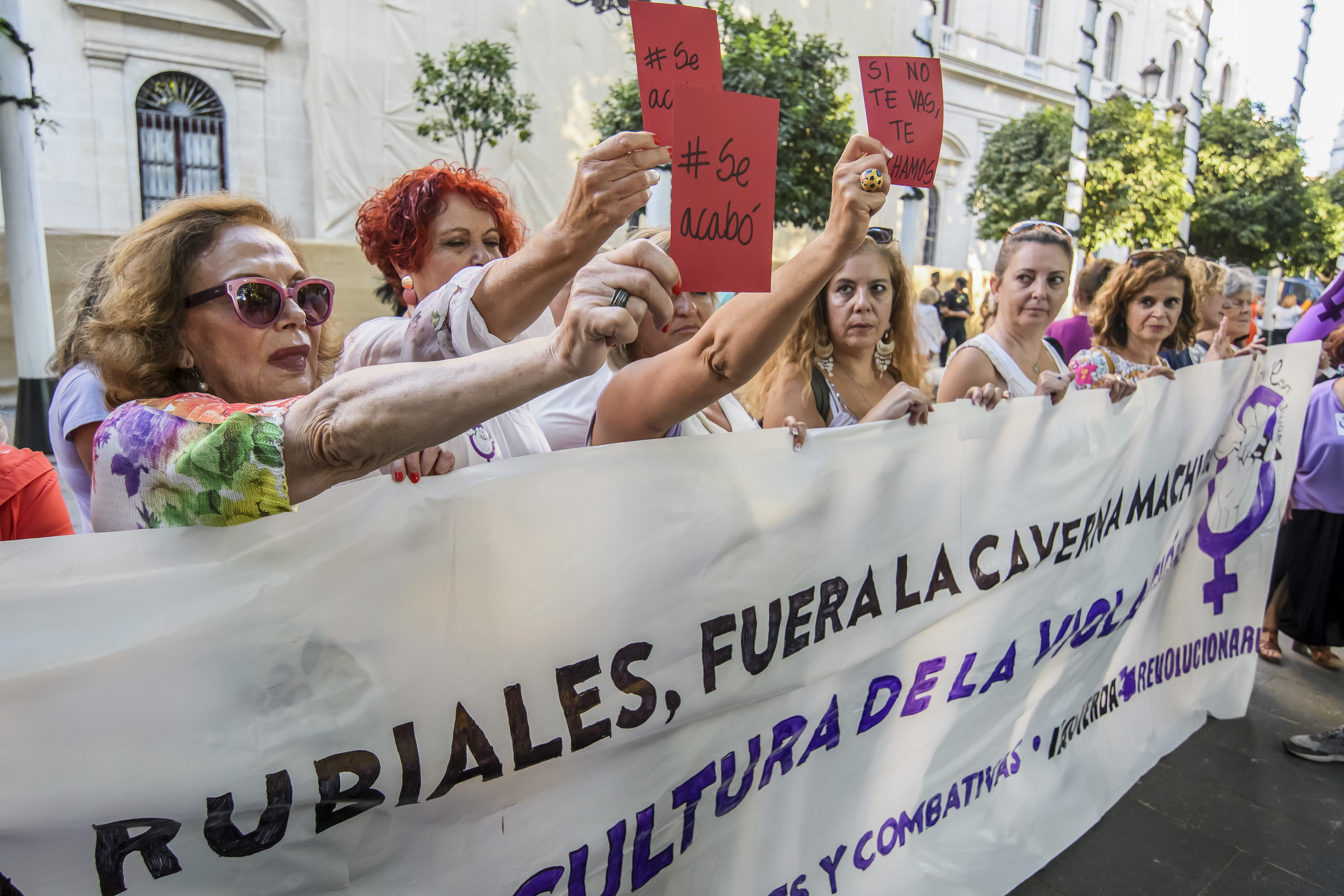 SEVILLA, 01/09/2023.- Concentración convocada bajo el lema #SeAcabó en apoyo de la futbolista de la selección española Jenni Hermoso tras el beso que recibió durante la entrega de medallas del mundial femenino por parte del presidente de la Real Federación Española de Fútbol (RFEF), Luis Rubiales, que ha sido suspendido de sus funciones. EFE/ Raúl Caro