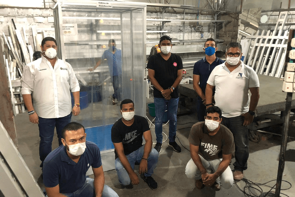 Jóvenes cordobeses construyen cabinas de desinfección para combatir el coronavirus