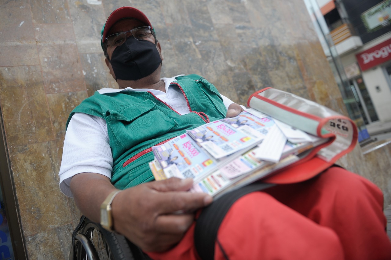 Pedro León vende lotería hace 21 años. Tuvo que dejar de trabajar 110 días al inicio de la pandemia y debe dos meses del arriendo de su casa.