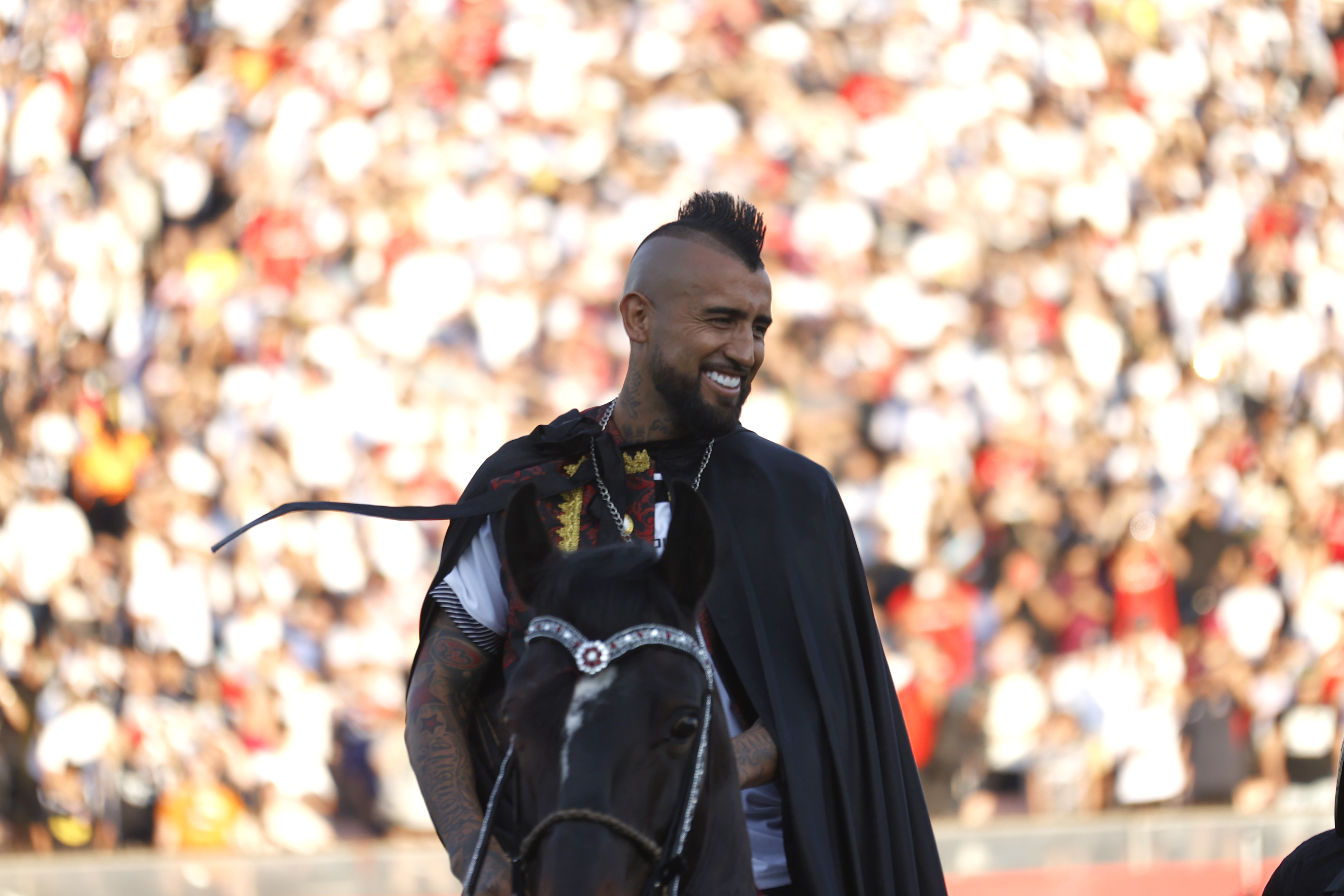 En helicóptero y montando caballo: así fue la bienvenida de Arturo Vidal al Colo-Colo