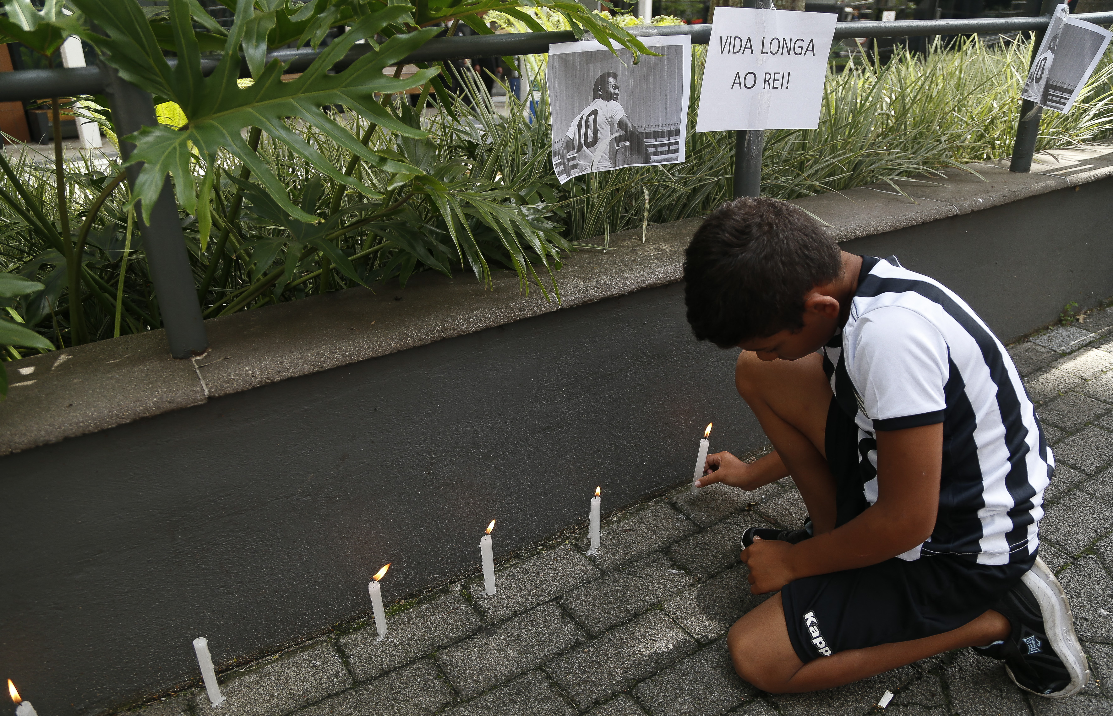 Varios hinchas del Santos rezan por Pelé en la clínica donde sigue hospitalizado