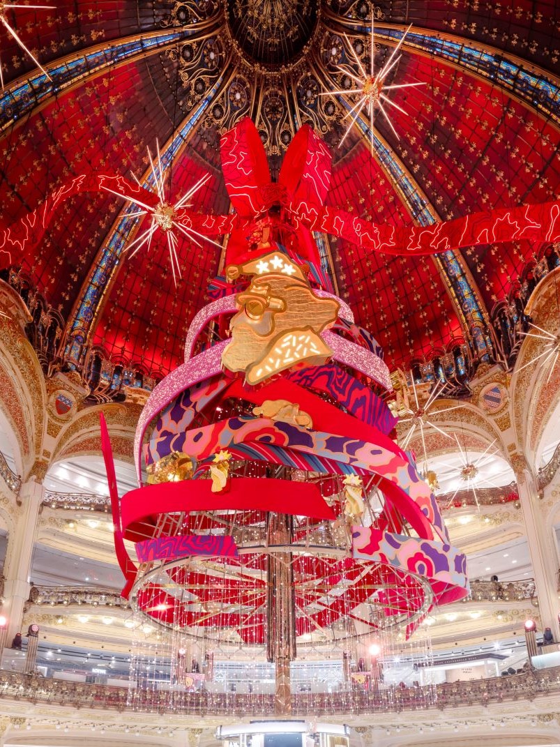 Cada invierno, desde 1976, la cúpula de Galeries Lafayette Paris Haussmann acoge un árbol de Navidad que marca el inicio de la temporada en París. Ubicado en el espacio central del edificio, el árbol se instala bajo la cúpula y concentra la atención de visitantes y compradores. Este año está decorado con ilustraciones de Jeanne Detallante y acompañado por un espectáculo de luz y sonido que se presenta cada 30 minutos, además de unos escaparates que muestran escenas de un taller navideño en plena actividad.