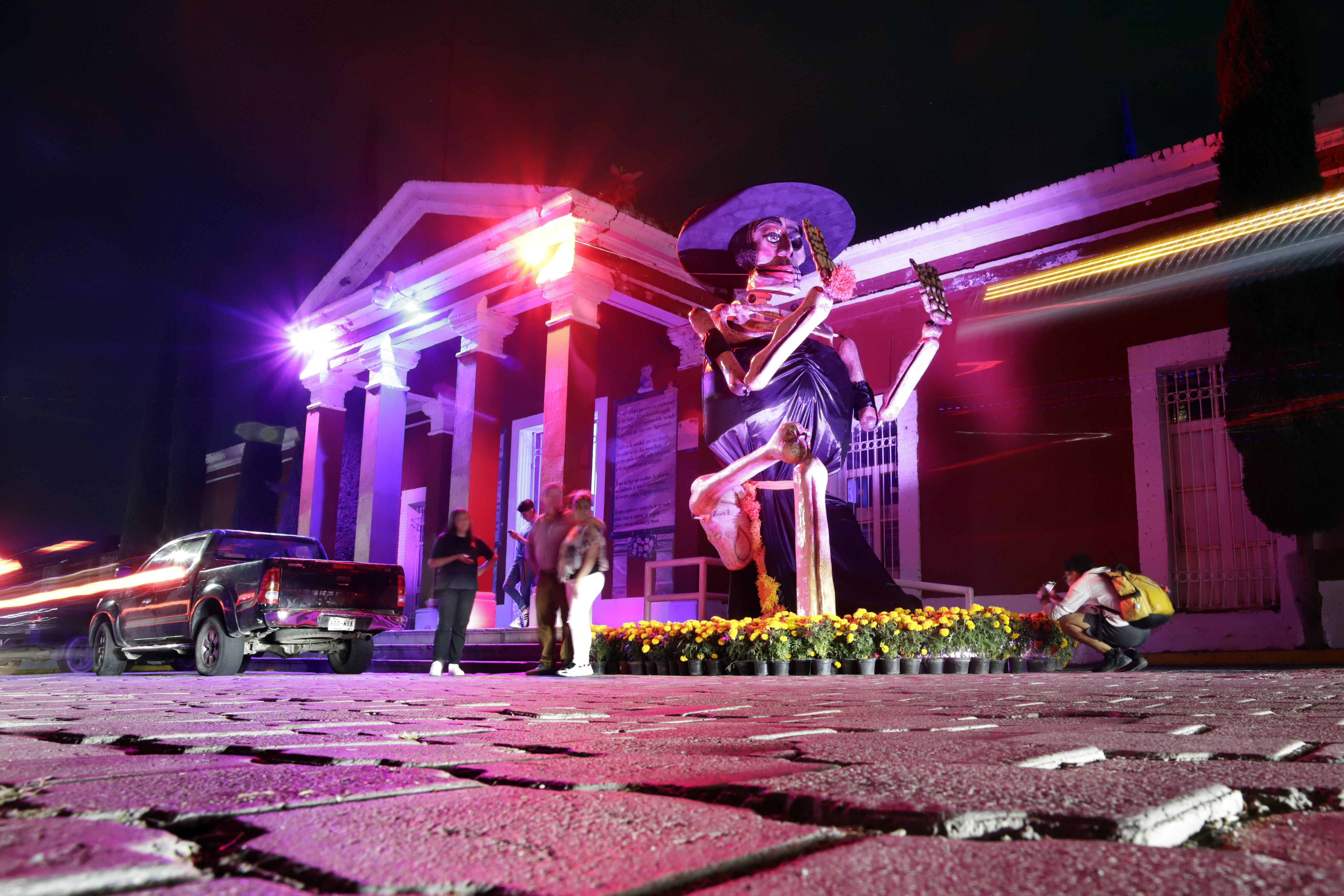 MEX8630. ATLIXCO (MÉXICO), 21/10/2023.- Fotografía de catrinas monumentales el 20 de octubre de 2023, en el marco del Festival Valle de Catrinas, en el municipio de Atlixco, en Puebla (México). El pueblo de Atlixco, en el centro de México, instaló un "Valle de Catrinas", un recorrido con 10 figuras gigantes de estas calaveras especiales para la festividad mexicana del Día de Muertos. El recorrido requiere de cerca de dos horas, en las que se visitan los puntos más representativos de Atlixco, considerado por el Gobierno de México como "un pueblo mágico" por su turismo e historia. EFE/ Hilda Ríos