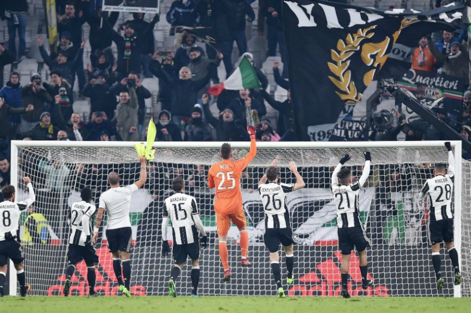 Los jugadores de Juventus celebran tras vencer este domingo a Bolonia y mantenerse en el liderato del campeonato italiano. / EFE