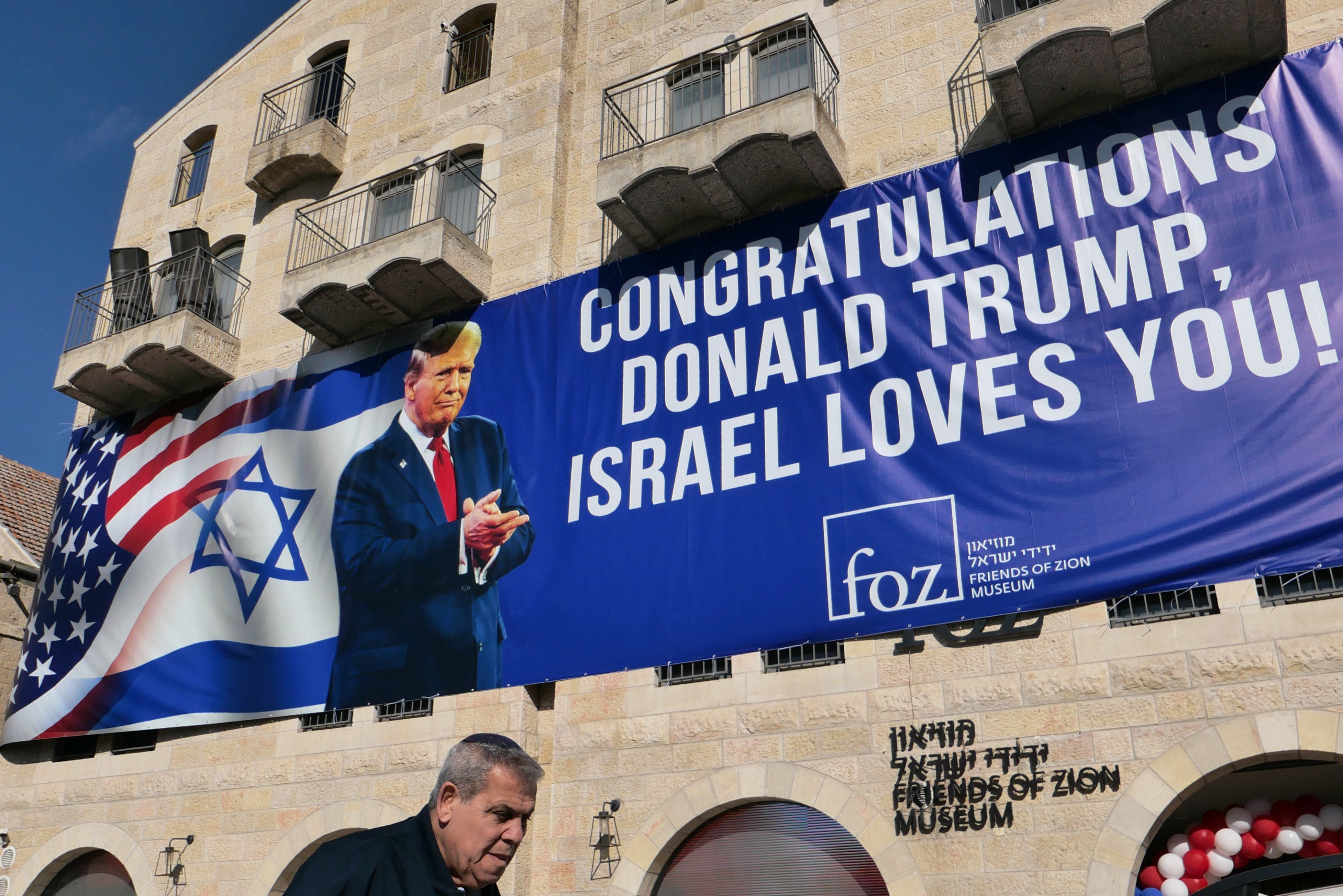 Jerusalem (-), 21/01/2025.- People walk past a large billboard congratulating US President Donald Trump, in Jerusalem, 21 January 2025. Trump was sworn in as the 47th President of the United States on 20 January 2025. (Estados Unidos, Jerusalén) EFE/EPA/ABIR SULTAN