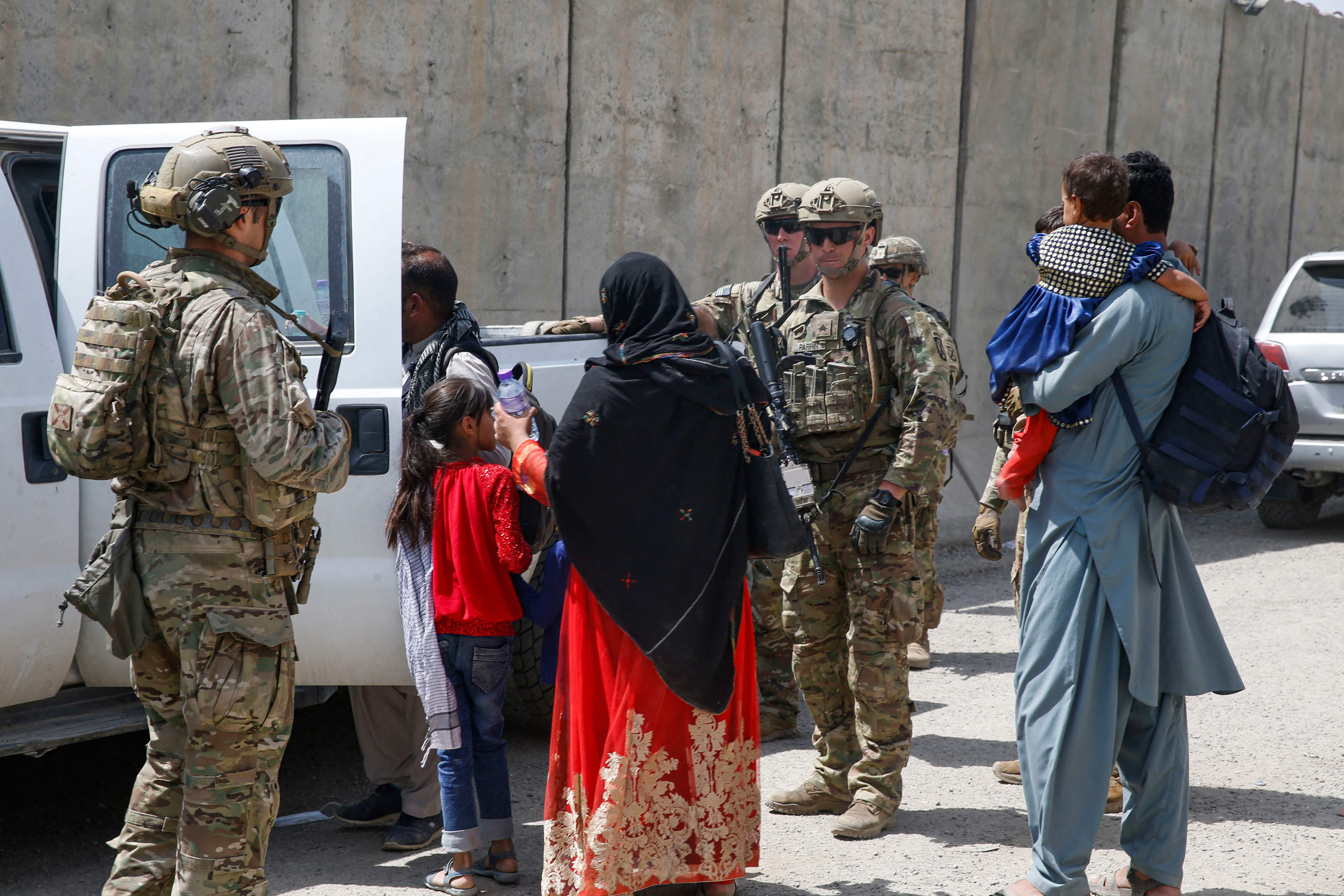 Soldados de EE. UU. salieron del aeropuerto de Kabul para rescatar a 169 personas