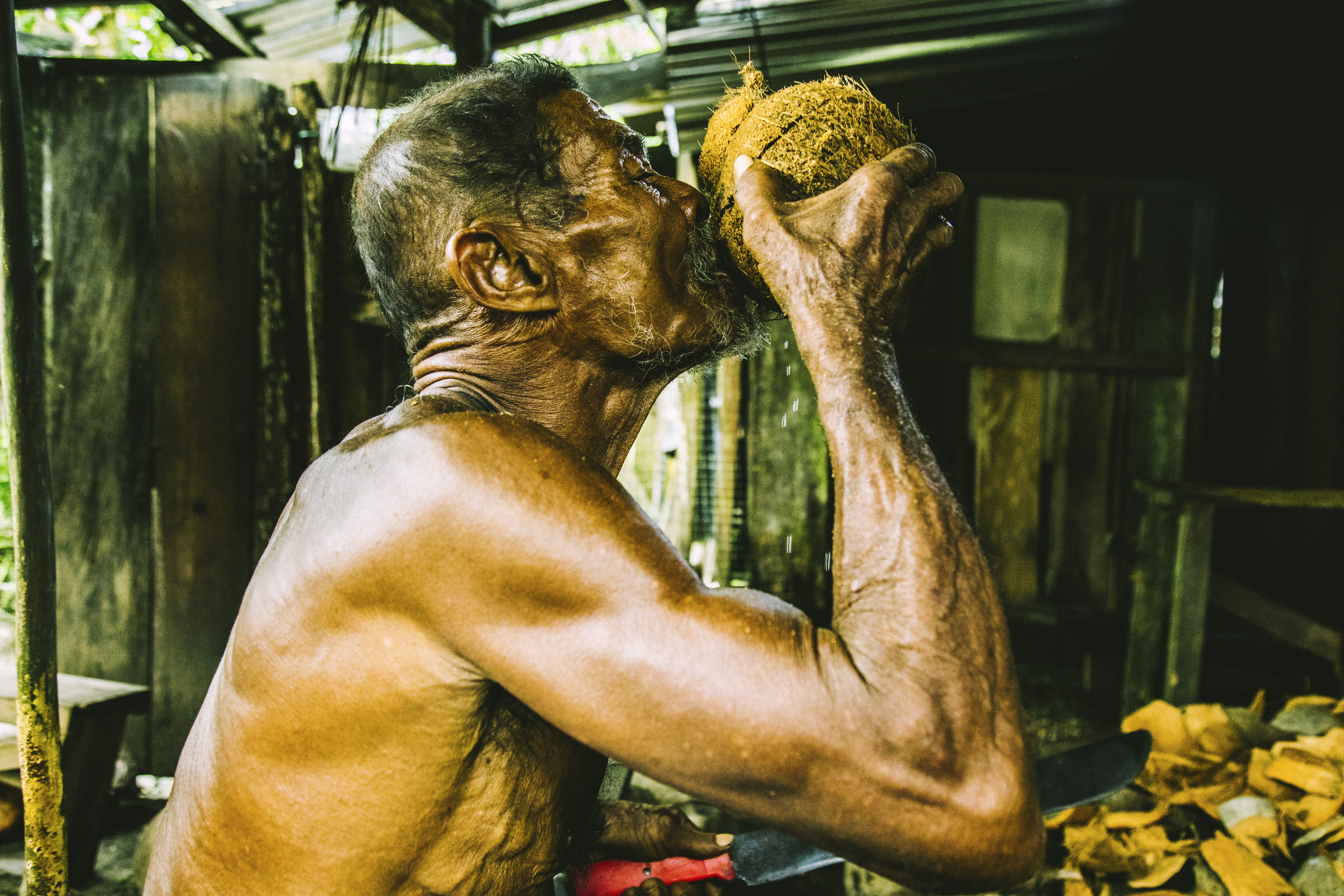 Hombre bebiendo agua de coco en Bahía Solano, Chocó.