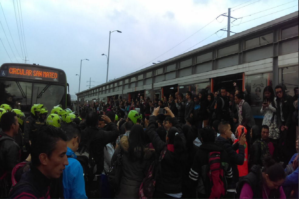 Por falta de buses, usuarios bloquearon calles de Transmilenio en Soacha