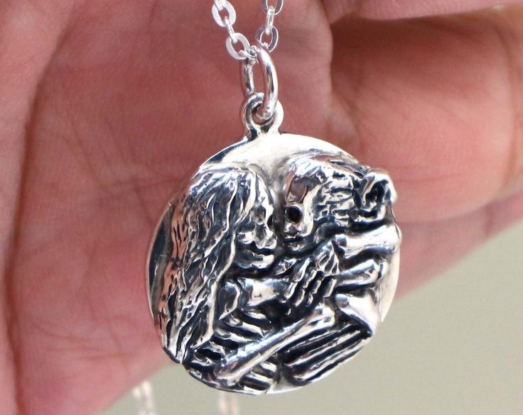 Soñar con plata en la mano es uno de los sueños más comunes. Aprende su significado y su relación con tu vida diaria y preocupaciones.