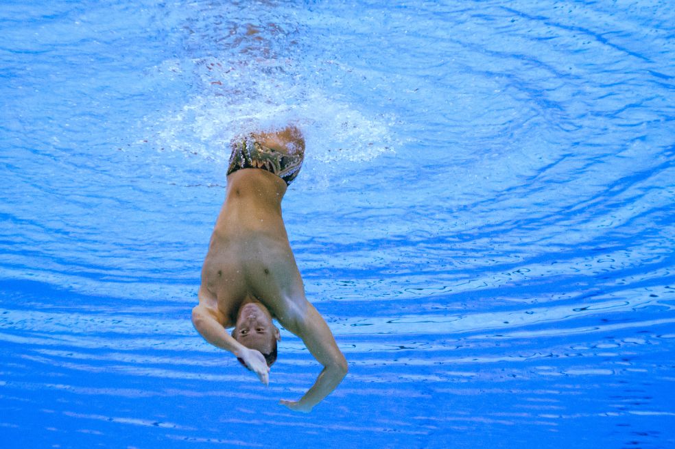Gustavo Sánchez, nadador artístico colombiano que hizo historia en el Mundial de Natación de Doha.