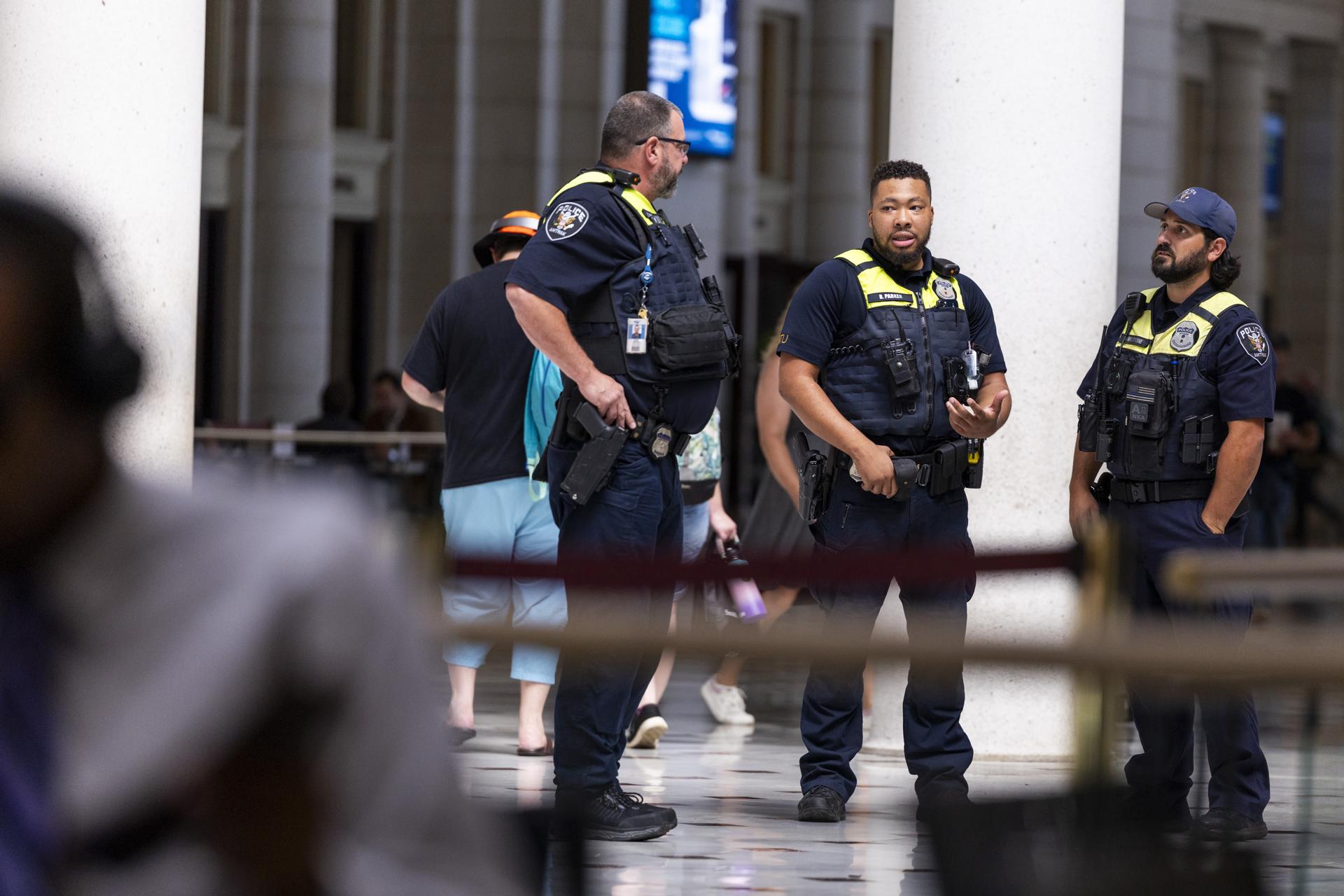 Washington (United States), 11/08/2025.- A group of Amtrak Police patrol Union Station in Washington, DC, USA, 11 August 2025. US President Trump announced in a White House press conference the deployment of National Guard troops in Washington DC, claiming that crime in DC is 'out of control', despite violent crime in the district being at a 30-year low. EFE/EPA/SHAWN THEW