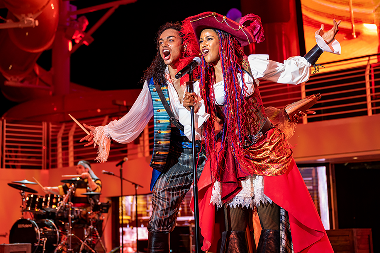 En una noche especial de cada viaje, los huéspedes de todas las edades pueden vestir su traje pirata más intrépido y dirigirse a las cubiertas superiores para disfrutar de un espectáculo de rock and roll en Pirate's Rockin' Parlay Party, que se completa con fuegos artificiales en el mar.