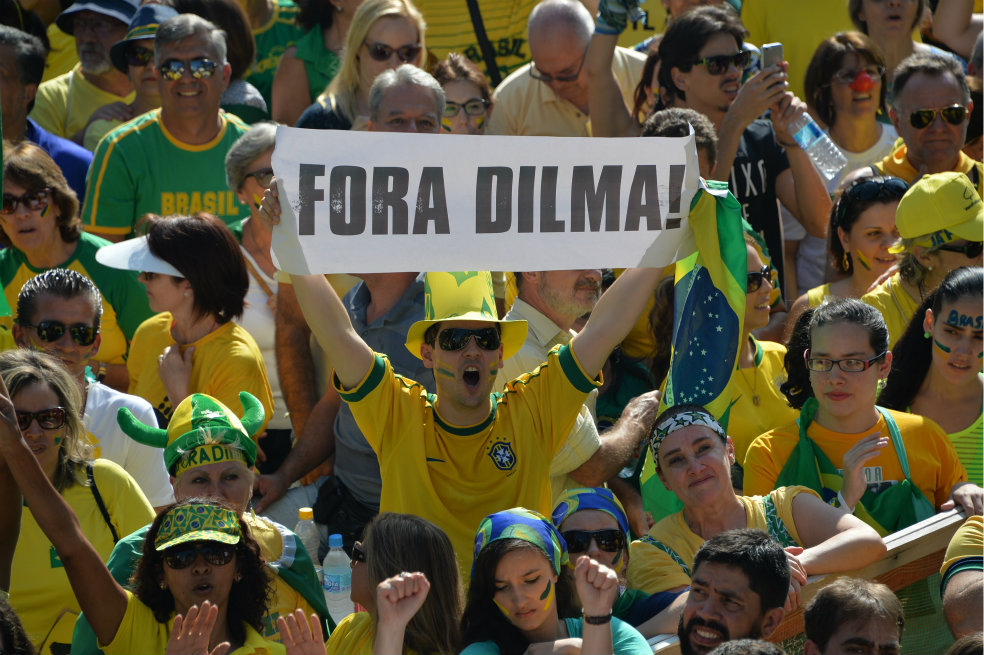 Un grupo de manifestantes pide la salida de Dilma Rousseff del gobierno durante una protestas en São Paulo.  / AFP