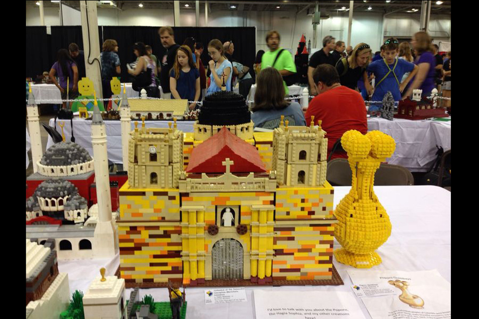 Poporo Quimbaya e iglesia de Barichara en feria mundial de Lego