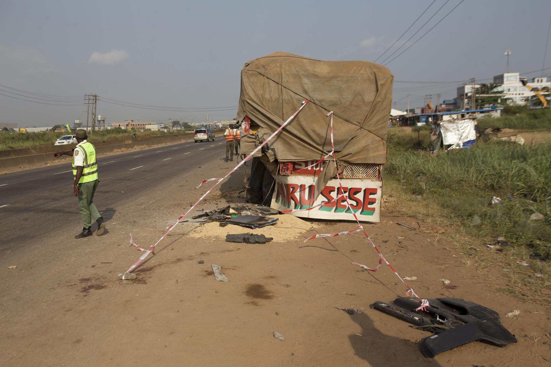 OGUN (Nigeria), 29/12/2025.- The damaged rear end of a heavy truck is seen on the roadside at the accident scene after it was struck by an SUV carrying former world heavyweight champion Anthony Joshua in Ogun, Nigeria, 29 December 2025. Joshua suffered minor injuries in the collision, which killed two other passengers, according to local police. The British boxer was travelling in the rear of the vehicle on the Lagos-Ibadan Expressway near Sagamu, his ancestral hometown, when the accident occurred. EFE/EPA/EMMANUEL ADEGBOYE