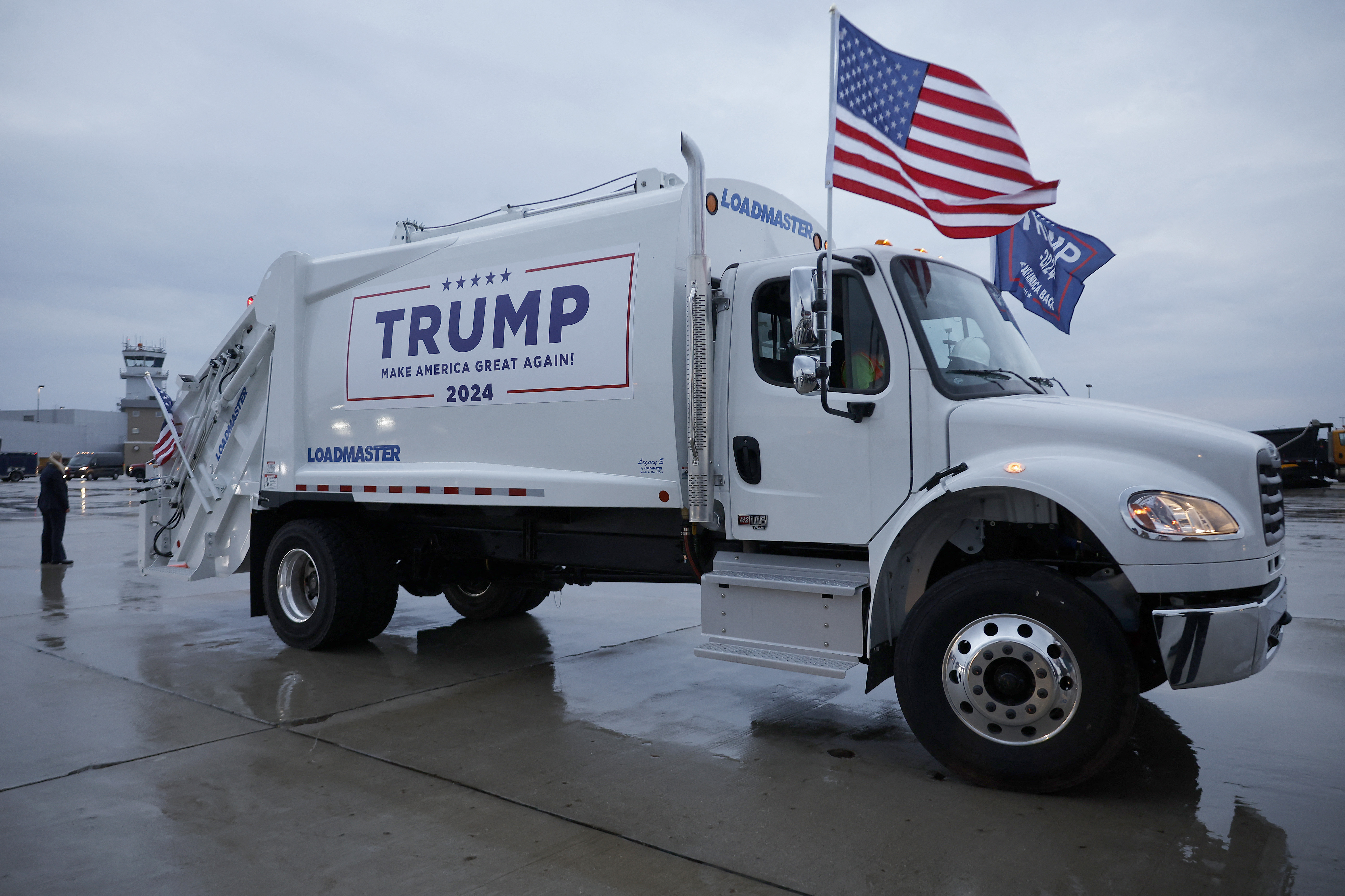 Trump se subió a un camión de basura para burlarse del desliz de Biden
