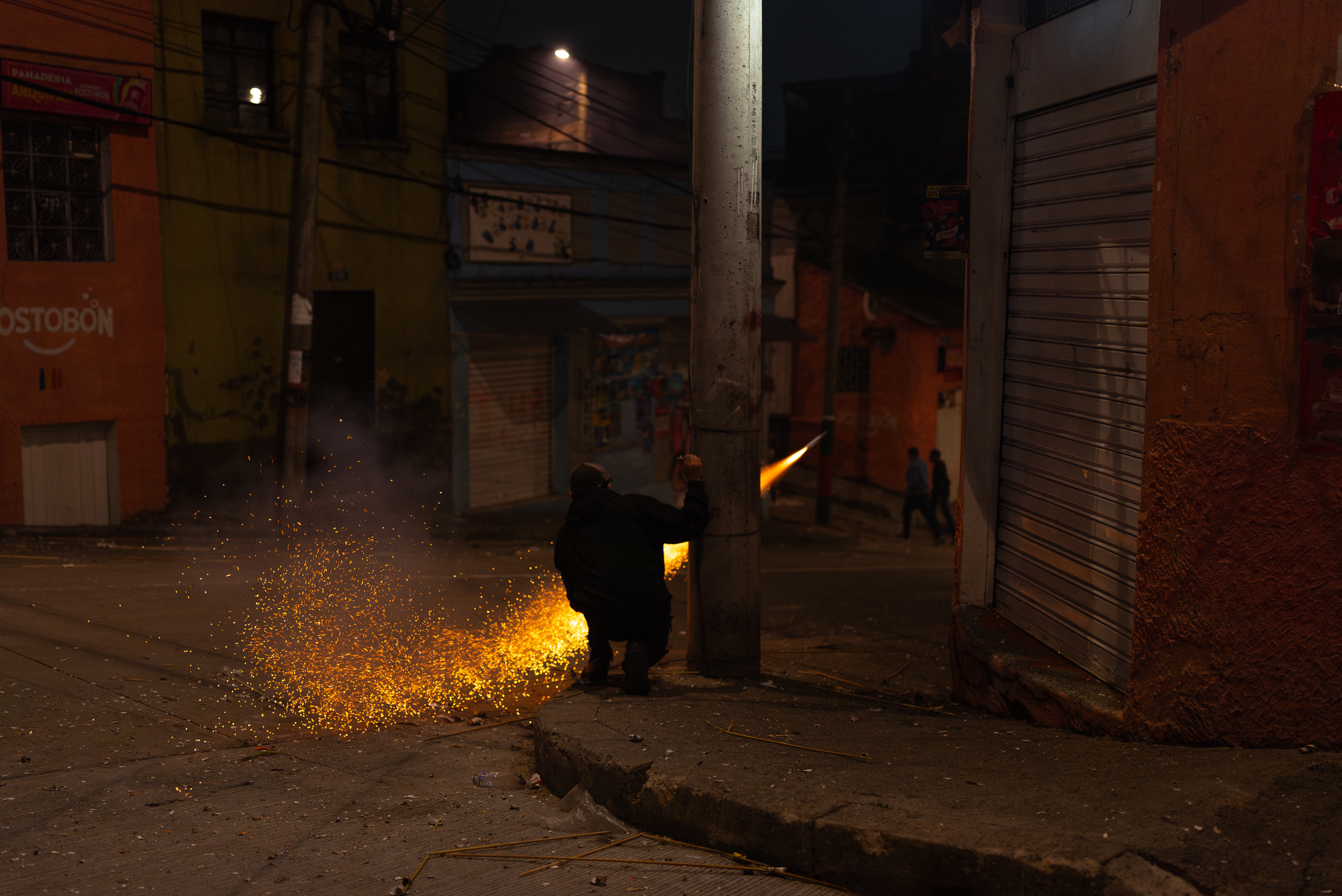 Fotografía de una persona utilizando pirotecnia.